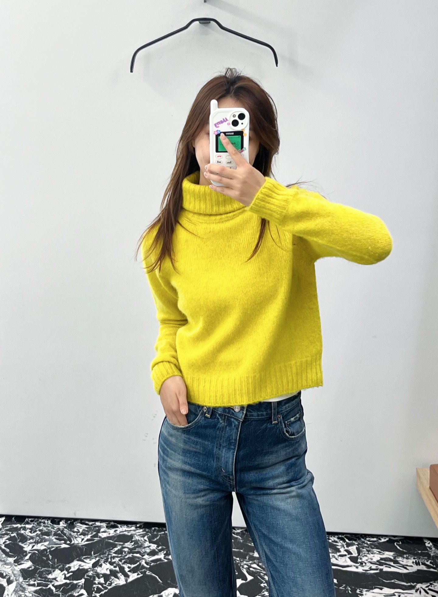 💰批410 🆕Celin* 25FW秋冬新款 柠檬黄高领羊毛针织衫丨⚠独家yb开发！高版出品！100%羊毛面料，自带轻盈蓬松的柔雾感，贴肤不扎、经典高领设计，既能包裹住颈间暖意，又能营造慵懒随性的松弛感；微标刺绣藏在细节处，短款版型适配各种身形，轻松优化身材比例。现货发售S/M/L