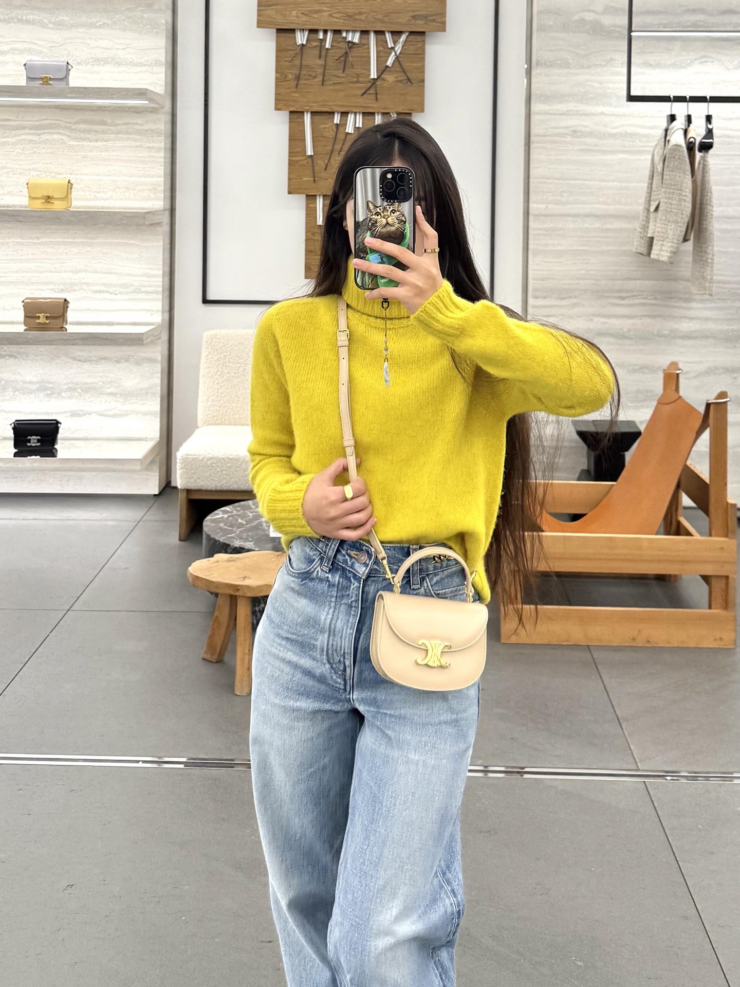 💰批410 🆕Celin* 25FW秋冬新款 柠檬黄高领羊毛针织衫丨⚠独家yb开发！高版出品！100%羊毛面料，自带轻盈蓬松的柔雾感，贴肤不扎、经典高领设计，既能包裹住颈间暖意，又能营造慵懒随性的松弛感；微标刺绣藏在细节处，短款版型适配各种身形，轻松优化身材比例。现货发售S/M/L