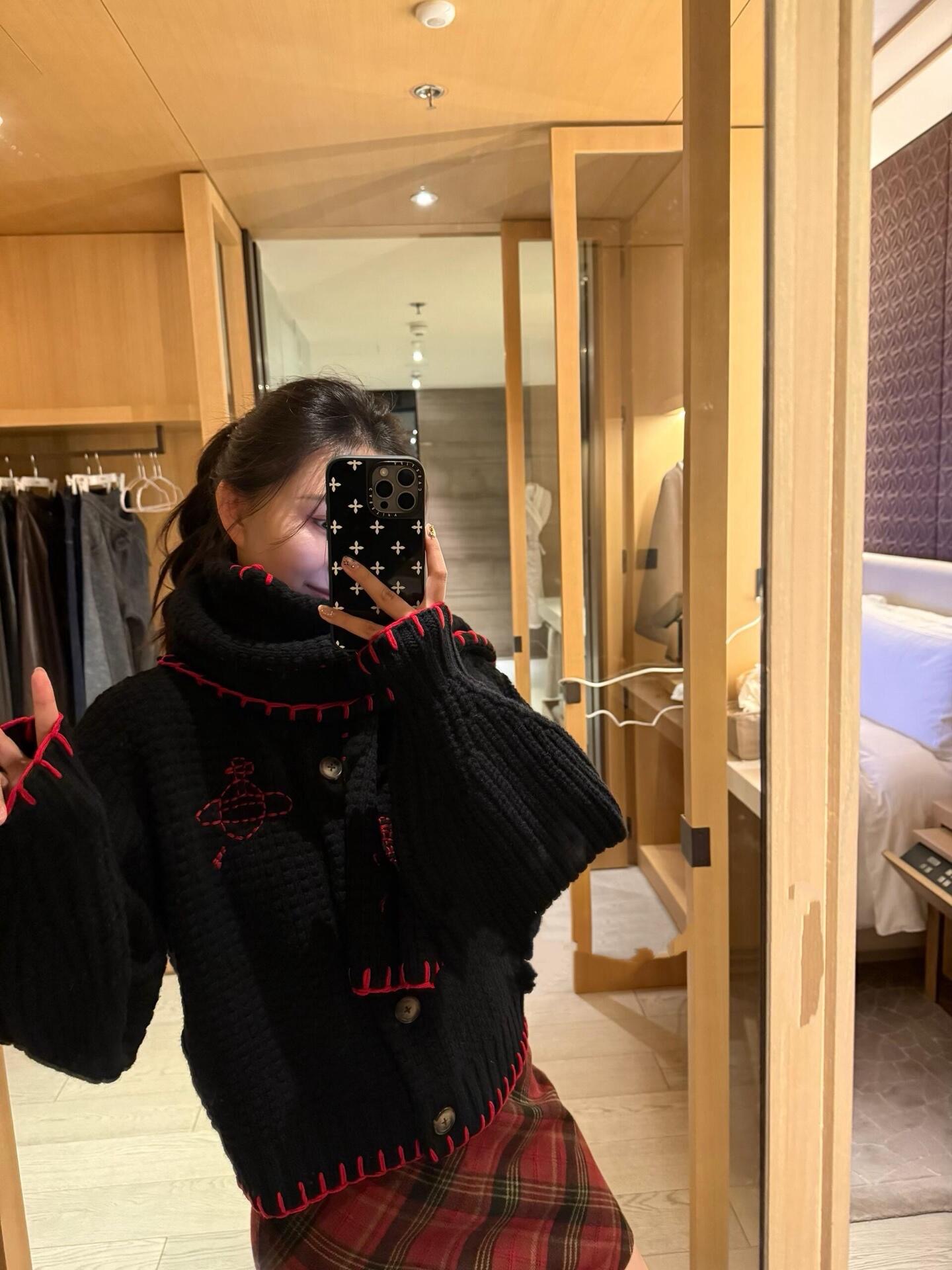 💰批490 🆕Vivienne Wes*wood 25FW秋冬新款 大热款厚款华夫格毛衣&含围巾丨⚠独家高版出品！厚款华夫格针织面料，自带蓬松软fufu的触感，暖而不臃肿；衣身+围巾均点缀红色土星刺绣，是Vivienne 的灵魂标识，辨识度拉满；自带同面料围巾，可围裹脖颈当高领，也能随性搭在肩侧，一衣多穿解锁N种造型。现货发售S/M/L