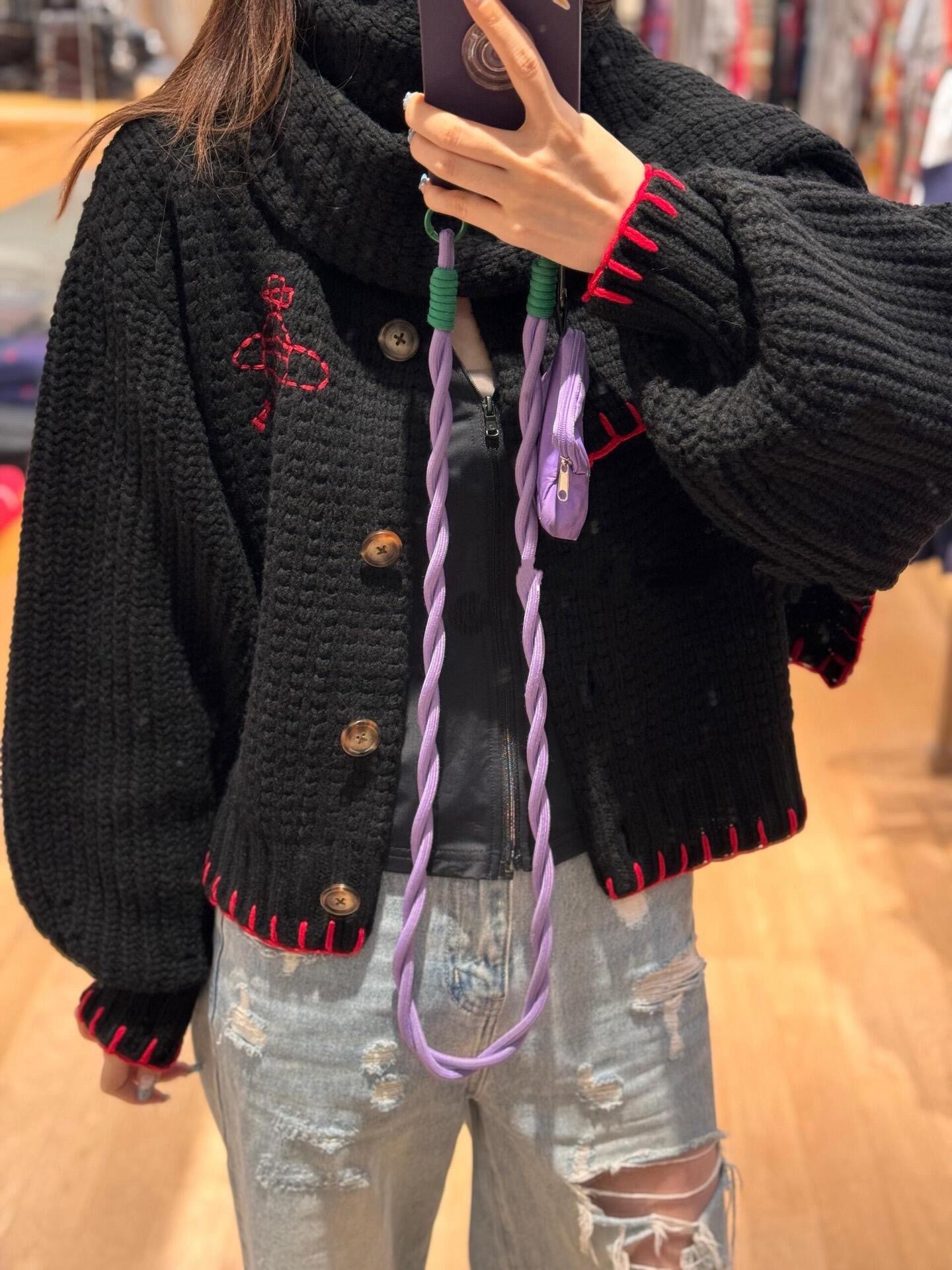 💰批490 🆕Vivienne Wes*wood 25FW秋冬新款 大热款厚款华夫格毛衣&含围巾丨⚠独家高版出品！厚款华夫格针织面料，自带蓬松软fufu的触感，暖而不臃肿；衣身+围巾均点缀红色土星刺绣，是Vivienne 的灵魂标识，辨识度拉满；自带同面料围巾，可围裹脖颈当高领，也能随性搭在肩侧，一衣多穿解锁N种造型。现货发售S/M/L