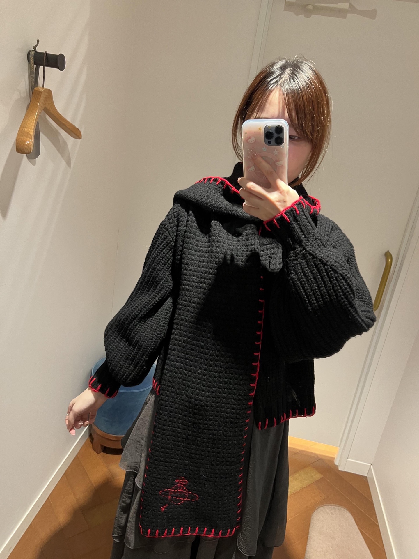 💰批490 🆕Vivienne Wes*wood 25FW秋冬新款 大热款厚款华夫格毛衣&含围巾丨⚠独家高版出品！厚款华夫格针织面料，自带蓬松软fufu的触感，暖而不臃肿；衣身+围巾均点缀红色土星刺绣，是Vivienne 的灵魂标识，辨识度拉满；自带同面料围巾，可围裹脖颈当高领，也能随性搭在肩侧，一衣多穿解锁N种造型。现货发售S/M/L