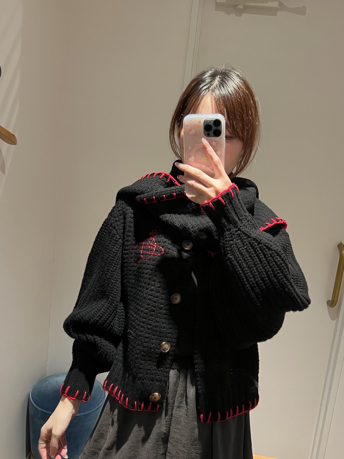 💰批490 🆕Vivienne Wes*wood 25FW秋冬新款 大热款厚款华夫格毛衣&含围巾丨⚠独家高版出品！厚款华夫格针织面料，自带蓬松软fufu的触感，暖而不臃肿；衣身+围巾均点缀红色土星刺绣，是Vivienne 的灵魂标识，辨识度拉满；自带同面料围巾，可围裹脖颈当高领，也能随性搭在肩侧，一衣多穿解锁N种造型。现货发售S/M/L