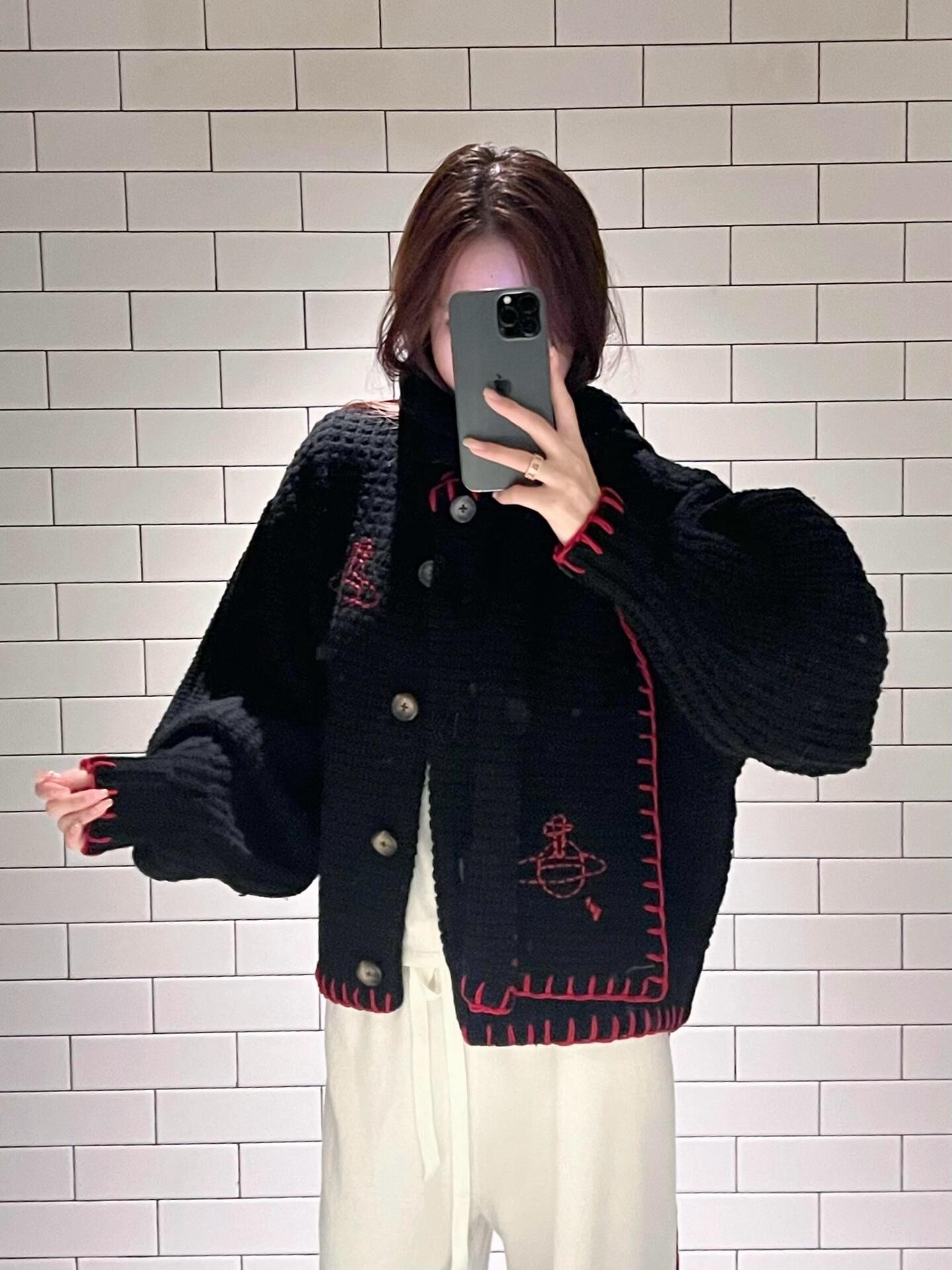 💰批490 🆕Vivienne Wes*wood 25FW秋冬新款 大热款厚款华夫格毛衣&含围巾丨⚠独家高版出品！厚款华夫格针织面料，自带蓬松软fufu的触感，暖而不臃肿；衣身+围巾均点缀红色土星刺绣，是Vivienne 的灵魂标识，辨识度拉满；自带同面料围巾，可围裹脖颈当高领，也能随性搭在肩侧，一衣多穿解锁N种造型。现货发售S/M/L
