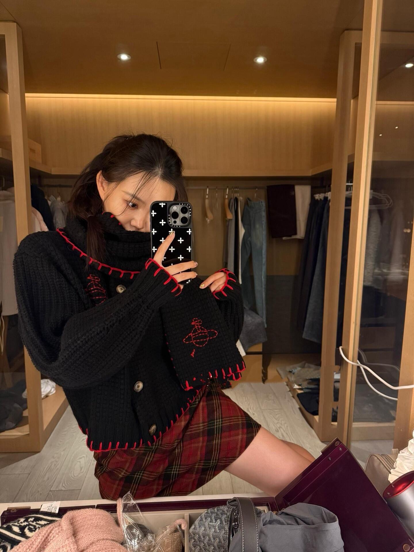 💰批490 🆕Vivienne Wes*wood 25FW秋冬新款 大热款厚款华夫格毛衣&含围巾丨⚠独家高版出品！厚款华夫格针织面料，自带蓬松软fufu的触感，暖而不臃肿；衣身+围巾均点缀红色土星刺绣，是Vivienne 的灵魂标识，辨识度拉满；自带同面料围巾，可围裹脖颈当高领，也能随性搭在肩侧，一衣多穿解锁N种造型。现货发售S/M/L