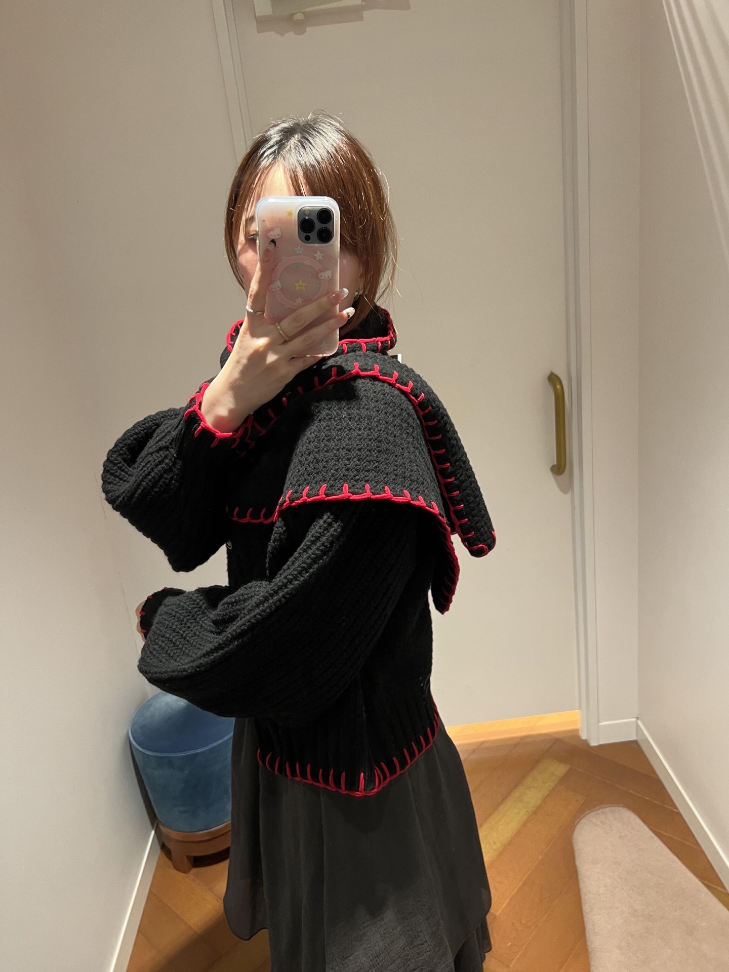 💰批490 🆕Vivienne Wes*wood 25FW秋冬新款 大热款厚款华夫格毛衣&含围巾丨⚠独家高版出品！厚款华夫格针织面料，自带蓬松软fufu的触感，暖而不臃肿；衣身+围巾均点缀红色土星刺绣，是Vivienne 的灵魂标识，辨识度拉满；自带同面料围巾，可围裹脖颈当高领，也能随性搭在肩侧，一衣多穿解锁N种造型。现货发售S/M/L
