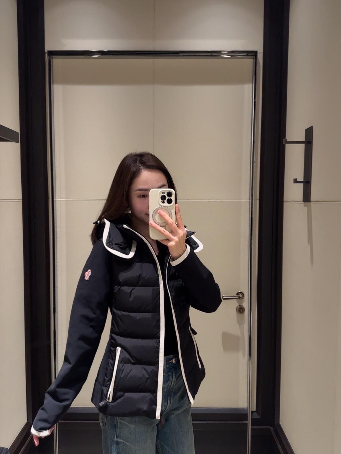 NO:576784,Moncl* 25FW new autumn and winter ski series petal collar stitching down jacket丨Exclusively developed by yb!  High quality production!  Lightweight down filling + windproof fabric, warm but not bulky, black/beige background with contrasting color binding, three-dimensional petal shape on the neckline to break the dullness of the down jacket, full of sweet and cool feeling; side zipper pockets + branded metal zipper pullers, practical and sophisticated coexist; iconic logo on the sleeves, low-key and self-recognizable. Available in stock S/M/L,, down jacket, alexander wang19860909Moncl* 25FW秋冬新款 滑雪系列花瓣领拼接羽绒服丨独家yb开发！高版出品！轻量羽绒填充+防风面料,暖而不臃肿,黑/米底色碰撞对比色包边,领口立体花瓣造型打破羽绒服的沉闷,甜酷感拉满；侧边拉链口袋+品牌金属拉链头,实用与精致并存；袖身标志性徽标,低调中自带辨识度.现货发售S/M/L,,down jacket,alexander wang,Women's clothing