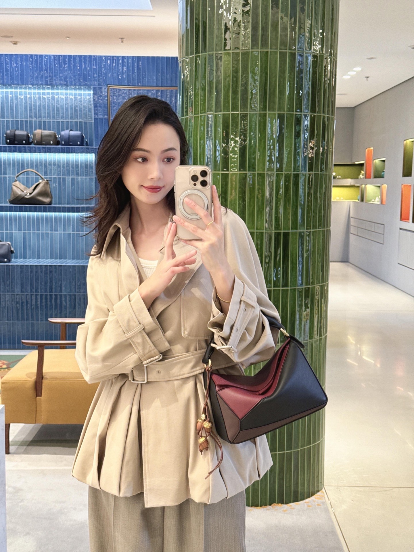 NO:577045,Loew* 25Fw new autumn and winter single-breasted belted jacket | exclusive high-end version!  The iconic khaki and pure black two-tone colors are suitable for different styles. The metal buckle echoes the low-key texture and outlines the waistline when tied up. The details restore the pragmatism of the classic windbreaker. The elasticity can be adjusted according to the dressing style to add a sense of layering. The length is friendly to small people and can be worn with skirts to reveal the skin. It is neat and elegant when paired with trousers. Available in stock S/M/L,, loewe, skirts, jackets & coats, jackets & coats, alexander wang19860909Loew* 25Fw秋冬新款 单排扣腰带夹克外套丨独家高版出品！以标志性的卡其、纯黑双色调适配不同风格,金属扣头呼应低调质感,束起时勾勒腰线,细节处还原经典风衣的实用主义,可随穿搭风格调整松紧,增添层次感；对小个子友好的长度,搭配裙装露肤显高,搭配裤装则利落率性.现货发售S/M/L,,loewe,skirts,jackets & coats,jackets & coats,alexander wang,Women's clothing