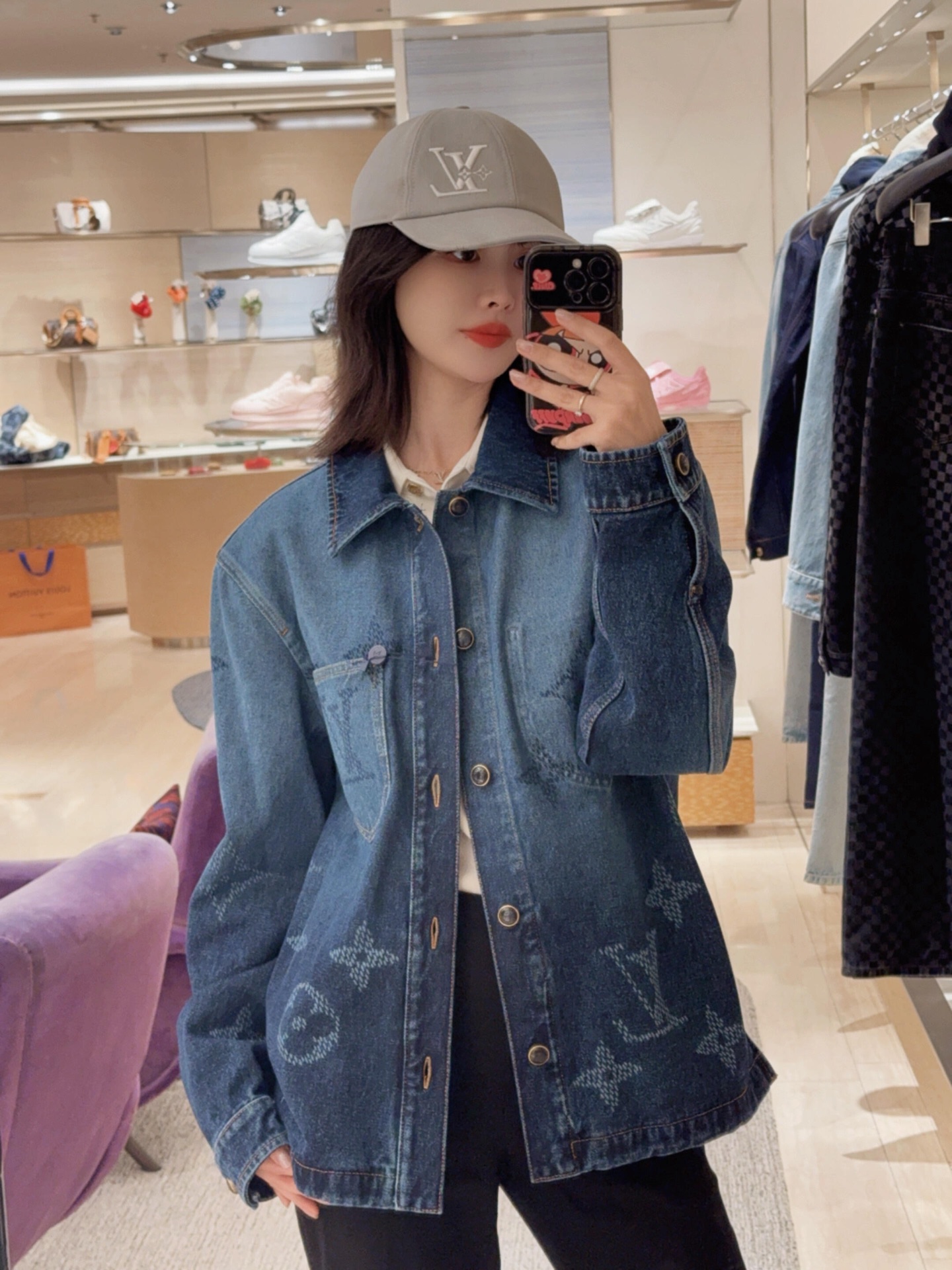 NO:577035,Louis Vuit*on 25FW new autumn and winter MONOGRAM laser jacquard gradient denim jacket丨Exclusively developed by yb!  High quality production!  The retro texture of washed denim, the loose and dropped shoulders are suitable for various body shapes, and the low-key jacquard logo created by superimposing laser technology presents a looming sense of layering under different light angles; it not only retains the casual tone of denim items, but also reshapes the balance between street and high-end with the details and texture of luxury brands. Ready for sale XS/S/M/L,, louis vuitton, jackets & coats, alexander wang19860909Louis Vuit*on 25FW秋冬新款 MONOGRAM激光提花渐变牛仔夹克丨独家yb开发！高版出品！水洗牛仔的复古肌理,宽松落肩的版型适配多元身形,叠加激光工艺打造的低调提花logo,不同光线角度下呈现若隐若现的层次感；既保留了牛仔单品的随性腔调,又以奢侈品牌的细节质感,重塑街头与高级的平衡.现货发售XS/S/M/L,,louis vuitton,jackets & coats,alexander wang,Women's clothing