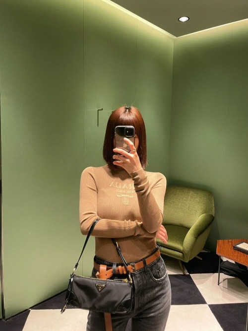 Prada Wool Blend Slim Fit Long Sleeve Top with Logo - Autumn/Winter 25FW 3 Prada Wool Blend Slim Fit Long Sleeve Top with Logo - Autumn/Winter 25FW