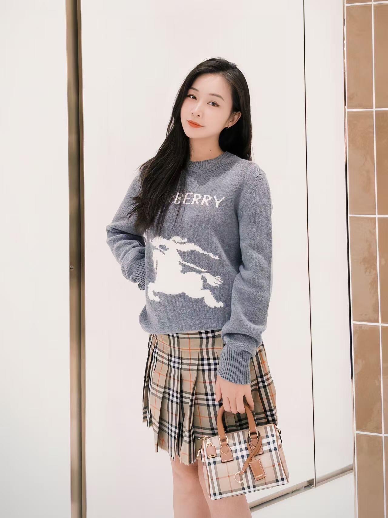 NO:577176,Burbe*ry 25Fw new autumn and winter knight micro-label wool cashmere knitted sweater丨exclusively developed by yb!  High quality production!  The same style for men and women, selected wool + cashmere blended fabric, with a delicate and soft velvet feel, using intarsia knitting technology, oversize loose fit, dropped shoulder sleeves and slightly long hem design, suitable for a variety of body types, can be worn alone to create a casual atmosphere, or can be layered with shirts/inner layers to create a layered look. Available in stock S/M/L,, burberry, versace, sweaters, shirts, alexander wang19860909Burbe*ry 25Fw秋冬新款 骑士微标羊毛羊绒针织毛衣丨独家yb开发！高版出品！男女同款,精选羊毛+羊绒混纺面料,绒感细腻软糯,采用嵌花针织工艺,oversize宽松版型,落肩袖+微长衣摆设计,适配多种身材,可单穿营造随性氛围,也能叠搭衬衫/内搭,打造层次穿搭.现货发售S/M/L,,burberry,versace,sweaters,shirts,alexander wang,Women's clothing