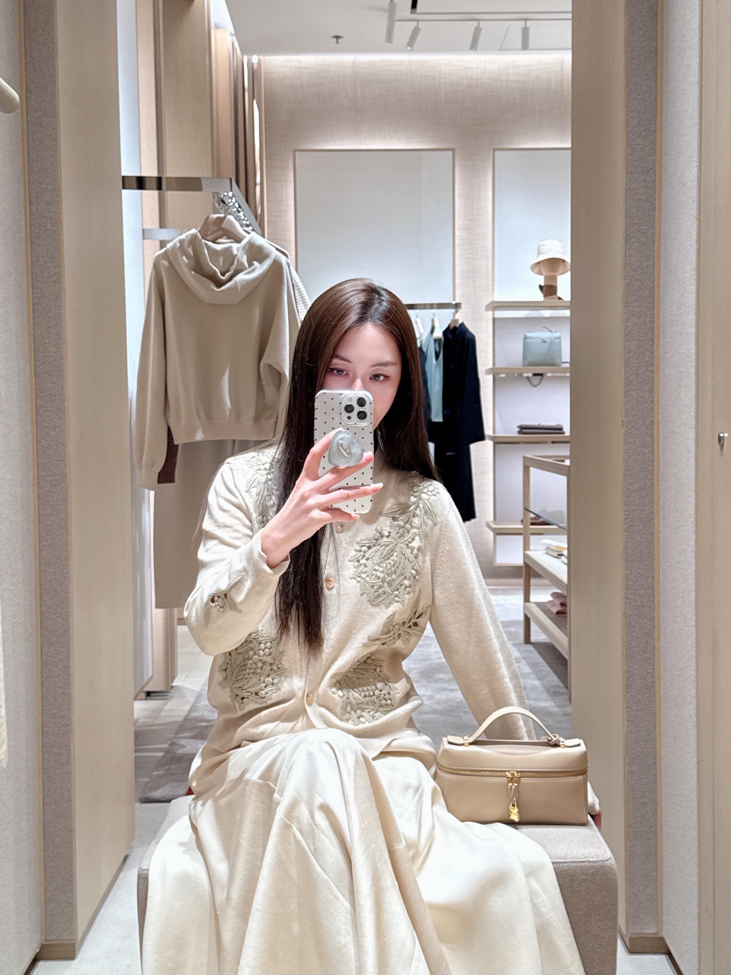 NO:577711,Loro Pi*na 25FW new autumn and winter thistle pattern embroidered round neck cashmere cardigan丨exclusively developed by yb!  High quality production!  Using light-toned embroidery thread of the same color, the texture of the branches and leaves of the thistle and the plump buds are three-dimensionally presented with a combination of hollow outlines and pom-pom embroidery dots, giving the pattern a sense of breathing and low-key texture levels. It does not steal the style but is recognizable!  Let your daily wear easily escape from mediocrity. Available in stock S/M/L, loro piana, alexander wang19860909Loro Pi*na 25FW秋冬新款 蓟纹绣圆领羊绒开衫丨独家yb开发！高版出品！以同色系浅调绣线,将蓟花的枝叶肌理、饱满花苞立体呈现镂空勾边+绒球绣点的组合,让图案既有呼吸感,又自带低调的肌理层次,不抢风格却自带辨识度！让日常穿搭轻松跳出平庸.现货发售S/M/L,,loro piana,alexander wang,Women's clothing