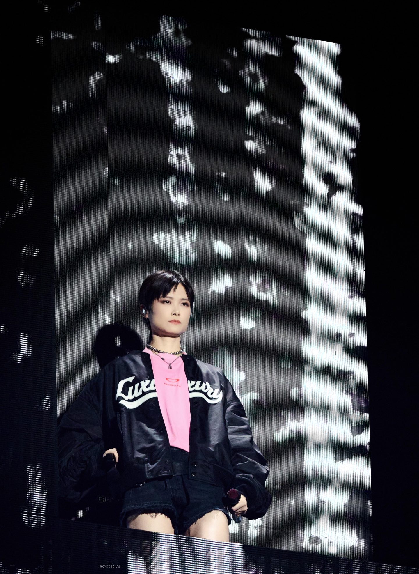 NO:577991,Balenci*ga 25FW new autumn and winter letter embroidered retro flight jacket | Exclusively developed by yb!  High quality production!  Black and white contrasting embroidered letters, with high street recognition, are lazy and sharp; classic baseball collar + loose oversize cut, slightly relaxed shoulders, compatible with various body shapes, matte black satin material, with low-key gloss; button closure + three-dimensional patch pockets, taking into account both style and practicality; filled cotton lining, lightweight and warm without bulk. Same style for men and women. Ready for sale S/M/L,, balenciaga, versace, jackets &  coats,jackets & coats,alexander wang19860909Balenci*ga 25FW秋冬新款 字母刺绣复古飞行夹克外套丨独家yb开发！高版出品！黑白撞色刺绣字母,自带高街辨识度,慵懒又锋利；经典棒球领+宽松Oversize剪裁,肩部微落的松弛感,兼容各种身材,哑光黑缎面材质,自带低调光泽感；纽扣开合+立体贴袋,兼顾造型与实用性；填充棉内里,轻量保暖不臃肿.男女同款 现货发售S/M/L,,balenciaga,versace,jackets & coats,jackets & coats,alexander wang,Women's clothing