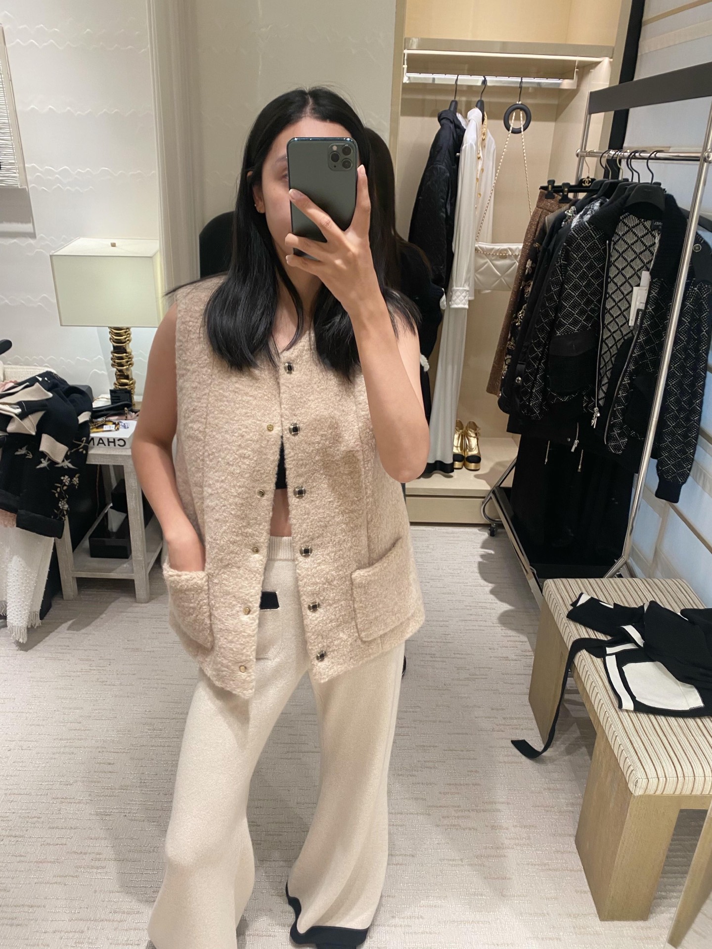 NO:577979,Cha*el 25N Advanced Handmade Ski Series Polar Plush Vest丨Exclusive high-end version!  Made of high-density polar plush fabric, the velvet feels as fluffy as clouds, and has a warm-toned matte high-end texture. It not only retains the healing softness of the plush material, but also has a stiff shape and is not easy to look bloated. It is lightweight but has strong heat-locking power. It is a 'warm weapon' for autumn and winter layering. Ready for sale S/M/L,, alexander wang19860909Cha*el 25N高级手工坊滑雪系列 摇粒毛绒马甲丨独家高版出品！采用高密度摇粒毛绒面料,绒感蓬松如云朵,自带暖调哑光的高级肌理,既保留了毛绒材质的治愈软糯,又兼具挺括型态,不易显臃肿；轻量却锁温力十足,是秋冬叠穿的「暖感利器」.现货发售S/M/L,,alexander wang,Women's clothing