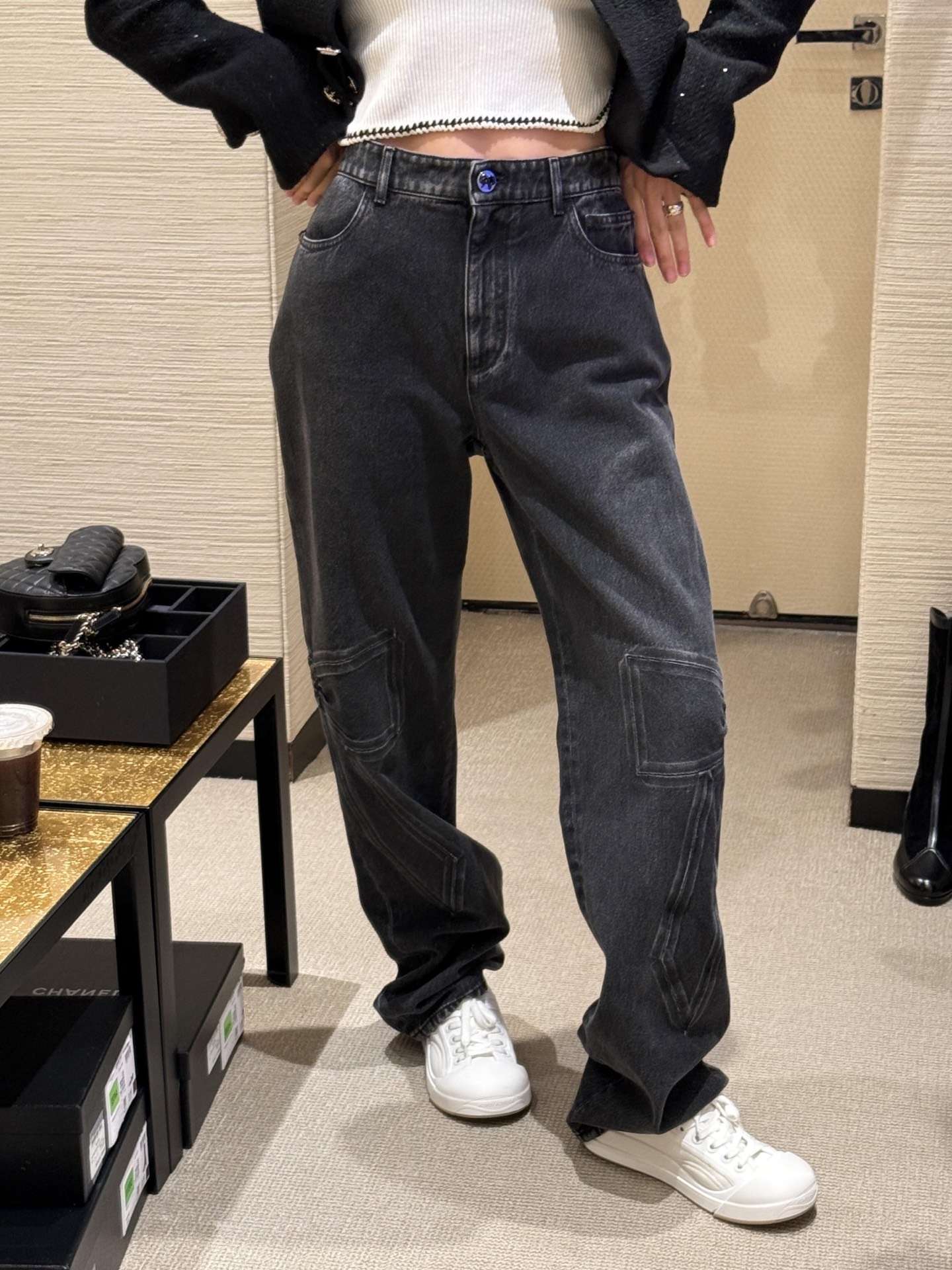 NO:578171,Chane* 25K high-end handmade workshop series bow embossed denim trousers丨exclusively developed by yb!  High quality production!  The light-washed denim fabric is inherently relaxed and casual, and the three-dimensional bow stitching process on the trousers is the core highlight. The three-dimensional decoration is created through splicing and thread routing, breaking the monotony of basic denim and giving the trousers a light and luxurious handmade texture; the workwear-style patch pocket design adds a layer of spontaneity, giving the right balance of elegance and coolness. Ready for sale S/M/L,,chanel,alexander wang19860909Chane* 25K高级手工坊系列 蝴蝶结压花牛仔长裤丨独家yb开发！高版出品！浅水洗牛仔面料自带松弛随性,裤身立体的蝴蝶结缝线工艺是核心亮点,通过拼接、走线塑造出立体装饰感,打破基础牛仔的单调,赋予裤装轻奢的手工坊质感；工装风贴袋设计则增添了率性层次,让优雅与酷感平衡得恰到好处.现货发售S/M/L,,chanel,alexander wang,Women's clothing