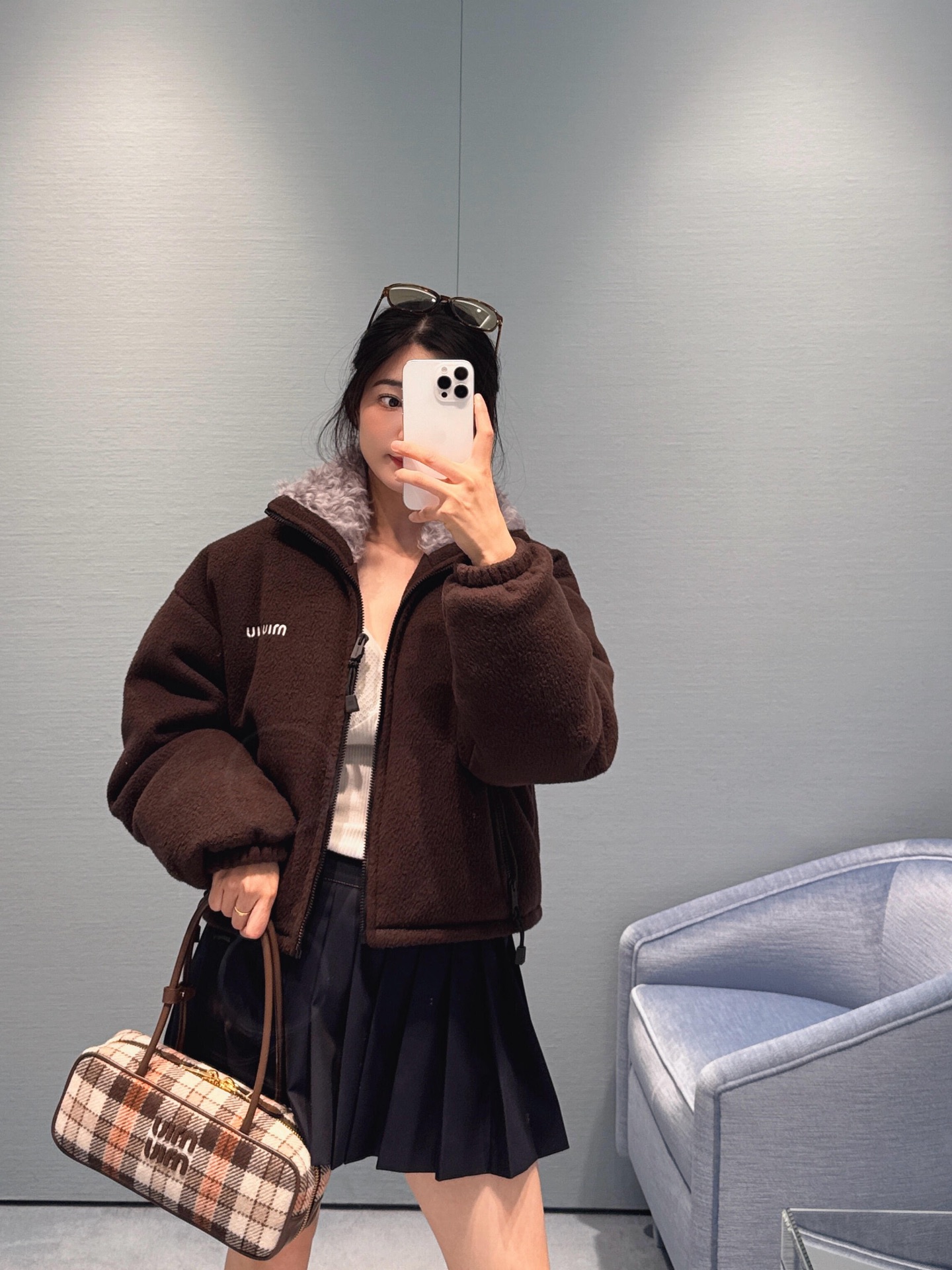 NO:578173,Miumi* 25Fw new autumn and winter micro-label fur collar down jacket丨Exclusive high-end version!  It uses 90 white duck down, weighing 200g, with single-color flat embroidery on the chest and lambswool stand-up collar design to ensure excellent thermal insulation performance. After the down is strictly screened and processed, it is not easy to run away, ensuring durability!  Available in stock S/M/L,,miumiu,jackets & coats,down jacket,alexander wang19860909Miumi* 25Fw秋冬新款 微标毛领羽绒服外套丨独家高版出品！选用90白鸭绒,克重达200g,胸口处单色平绣,羊羔毛立领设计,确保保暖性能卓越,绒子经过严格筛选与处理之后,不易跑绒,保证了耐用性！现货发售S/M/L,,miumiu,jackets & coats,down jacket,alexander wang,Women's clothing