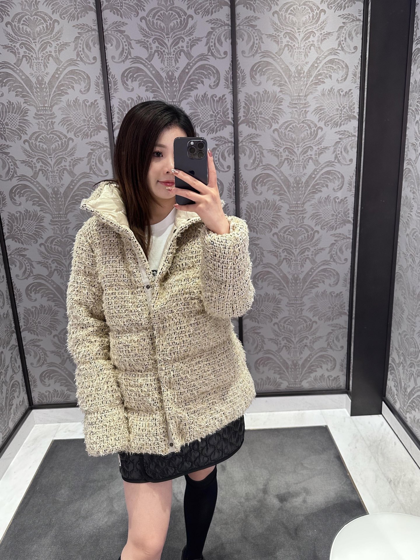 NO:578627,Moncle* 25Fw new autumn and winter style Cochelle small fragrant gold velvet mid-length down jacket丨exclusively developed by yb!  High quality production!  The outer layer is made of gold blended tweed, with rice gold as the base intertwined with black and gold yarns. It has a fine shimmer and plush texture, giving it a gentle sparkling texture when walking; the inside is filled with full down, and the mid-length H-shaped silhouette accommodates the body while modifying the proportions. The stand-up collar can be folded into a half-high collar, which is windproof and adds an elegant atmosphere!  Available in stock S/M/L,,down jacket,alexander wang19860909Moncle* 25Fw秋冬新款 Cochelle小香风金丝绒中长款羽绒服丨独家yb开发！高版出品！外层采用金丝混纺粗花呢,以米金为基底交织黑、金纱线,自带细碎光泽与毛绒肌理,走动间泛起温柔的粼粼质感；内里填充饱满羽绒,中长款H型廓形,包容身材同时修饰比例,立领可翻折成半高领,防风又添优雅氛围！现货发售S/M/L,,down jacket,alexander wang,Women's clothing