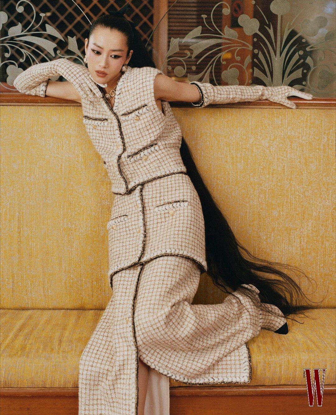 NO:578738,Long skirt Chan*l 25K high-end handmade workshop series tweed layered suit丨Exclusively developed by yb!  High quality production!  The off-white background is intertwined with golden brown yarn, with its own delicate luster, which is the exclusive texture of the handicraft workshop; black and gold contrast piping + metal buttons, detachable layering design vest, short skirt, long skirt can be separated and reorganized, one piece can unlock N kinds of looks. Let layering become art, let elegance never fade!  Available in stock S/M/L,,chanel,skirts,alexander wang19860909长裙 Chan*l 25K高级手工坊系列 粗花呢叠穿套装丨独家yb开发！高版出品！米白底色交织金棕纱线,自带细腻光泽,是手工坊专属的肌理质感；黑金撞色滚边+金属纽扣,可拆卸叠穿设计马甲、短裙、长裙可拆分重组,一件解锁N种造型.让叠穿成为艺术,让优雅永不褪色！现货发售S/M/L,,chanel,skirts,alexander wang,Women's clothing