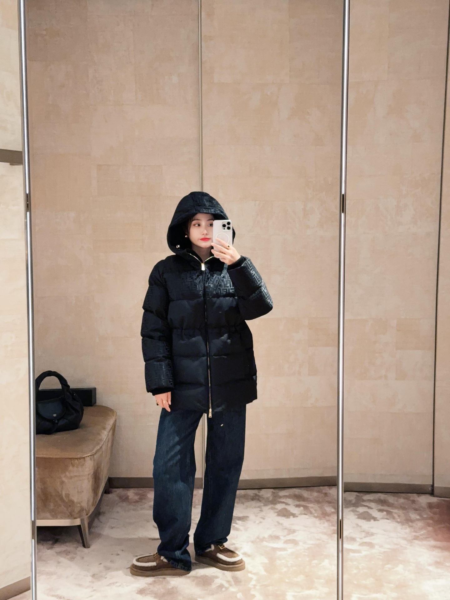 NO:579161,pl Fend* 25FW new autumn and winter dark pattern jacquard stitching mid-length down jacket丨Exclusively developed by yb!  High quality production!  The body is made of 'all-over printed double F dark pattern fabric + pure black matte fabric' collision design. The low-key texture reveals the brand's iconic recognition. The loose hooded version is suitable for a variety of body shapes. The mid-length garment is both warm and decorative. Details such as metal zippers and same-color hemming. The fluffy velvet ensures warmth in winter without looking bulky and dragging!  Ready for sale S/M/L,,fendi,down jacket,hats,alexander wang19860909pl Fend* 25FW秋冬新款 暗纹提花拼接中长款羽绒服丨独家yb开发！高版出品！衣身采用「满印双F暗纹面料+纯黑哑光面料」撞接设计,低调肌理中透出品牌标志性辨识度,宽松连帽版型适配多元身形,中长衣长兼顾保暖与修饰比例,金属拉链、同色系包边等细节,蓬松充绒既保证冬日暖度,又不显臃肿拖沓！现货发售S/M/L,,fendi,down jacket,hats,alexander wang,Women's clothing