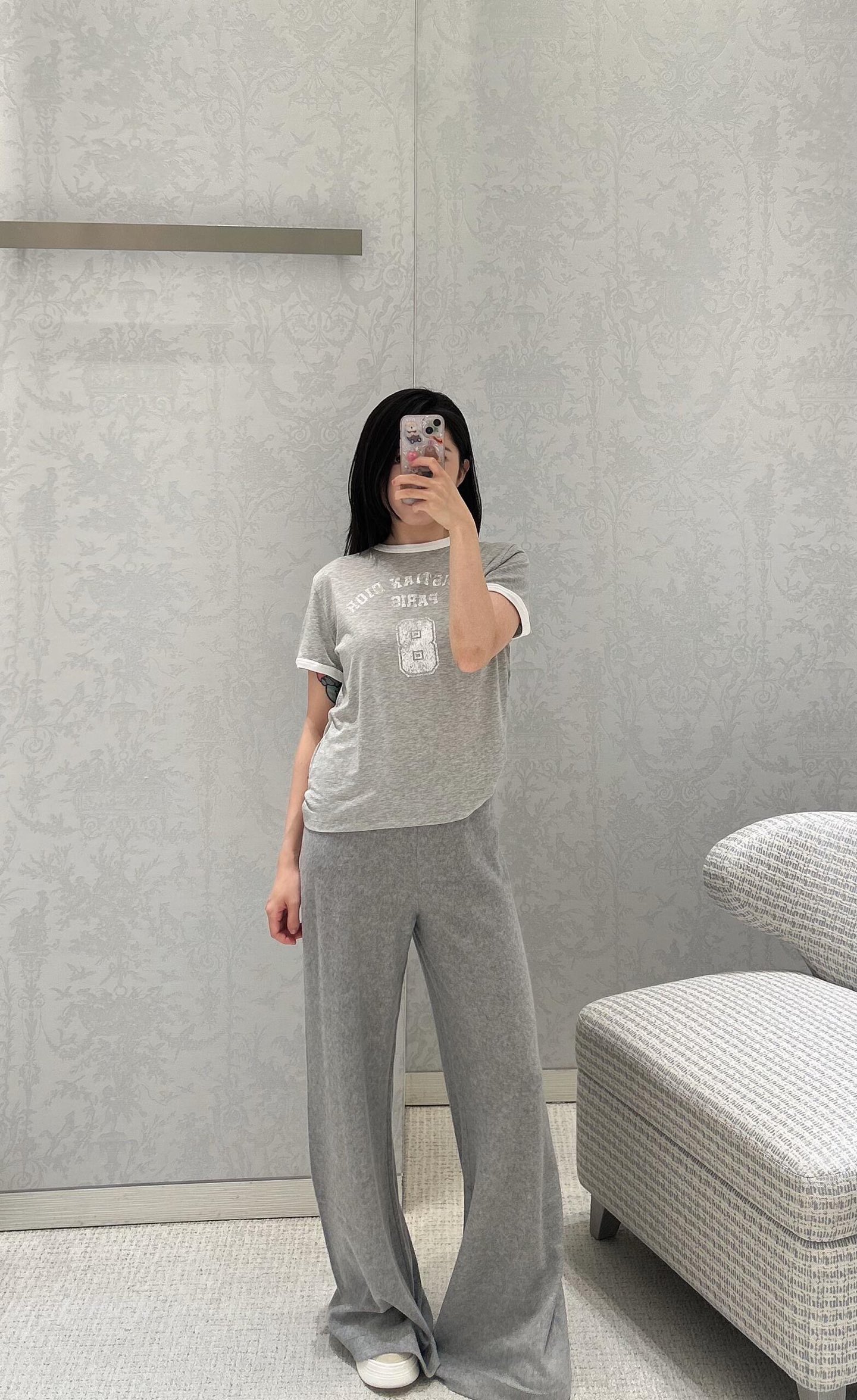 NO:579165,Dio* 26SS early spring new style letter printed casual short-sleeved T-shirt丨Exclusively developed by yb!  High quality production!  The light gray floral gauze fabric is paired with a white edge round neck + contrasting cuff design. The classic Tee style has a retro casual tone, and the slightly loose tailoring is suitable for various body shapes. The logo print is low-key and reveals a high level of luxury recognition. It takes into account the comfort of daily wear and the adaptability of the early spring season!  Available in stock S/M/L, dior, T-shirt, tees, t-shirt, alexander wang19860909Dio* 26SS早春新款 字母印花休闲短袖T恤丨独家yb开发！高版出品！浅灰花纱面料搭配白边圆领+袖口撞色设计,经典Tee版型自带复古休闲腔调,微宽松剪裁适配多元身形；标识性印花,低调中透出高奢辨识度；兼顾日常穿着的舒适感与早春季节的适配性！现货发售S/M/L,,dior,T-shirt,tees，t-shirt,alexander wang,Women's clothing