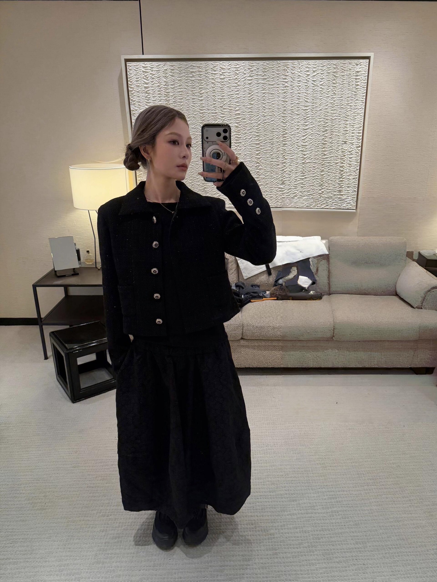 NO:579223,Cha*el 25K high-end handmade workshop series Xin Zhilei’s same tweed jacket丨Exclusively developed by yb!  High quality production!  Select the iconic tweed, with pure black as the base, woven with fine silver threads and sparkling silk, which glows with a low-key gleam under the light. The buttons on the front and cuffs are the soul highlights. The just-right short cut naturally raises the waistline, and the loose shoulder shape weakens the sense of restraint. It can be worn both layered and alone to outline neat proportions. It is an atmospheric style that is not picky about your figure!  Available in stock S/M/L,,jackets & coats,jackets & coats,alexander wang19860909Cha*el 25K高级手工坊系列 辛芷蕾同款花呢夹克外套丨独家yb开发！高版出品！甄选标志性粗花呢,以纯黑为基底,织入细碎银线与闪丝,在光线下泛着低调鎏光,前襟与袖口的纽扣是灵魂亮点,恰到好处的短款剪裁,自然拉高腰线,宽松肩型弱化了束缚感,既能适配叠穿,又能单穿勾勒利落比例,是不挑身材的氛围款！现货发售S/M/L,,jackets & coats,jackets & coats,alexander wang,Women's clothing