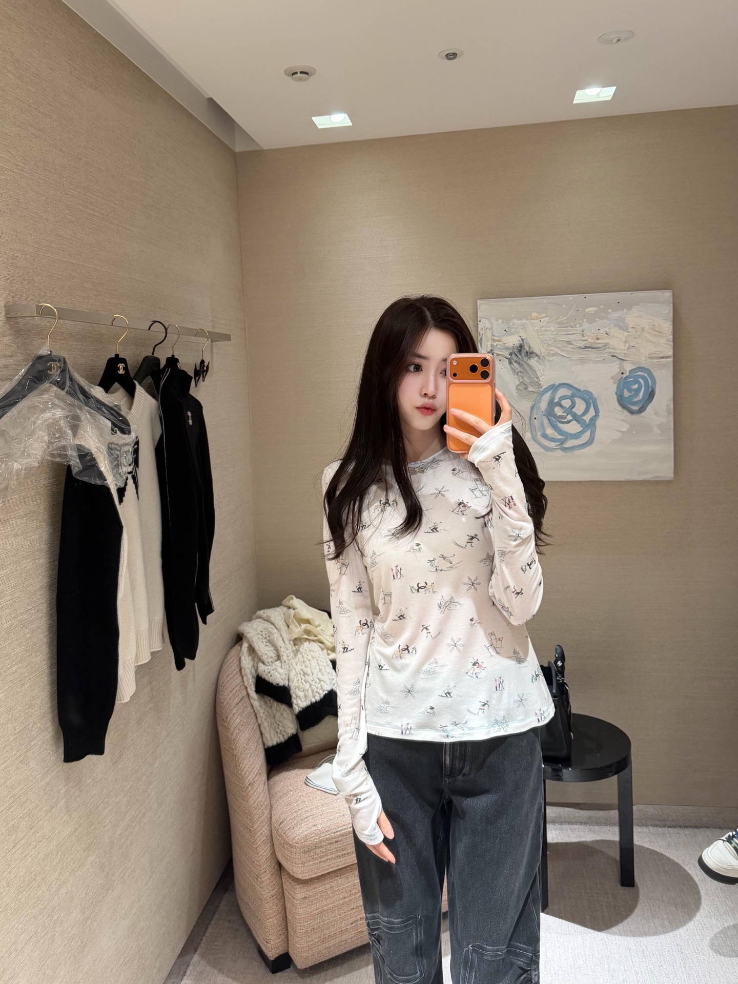 NO:590455,Chan*l 25N Ski Series Hand-painted Ski Print Bow Bottoming Shirt丨Exclusively developed by yb!  High quality production!  The original customized cupro silk fabric is soft and skin-friendly, and the skiers, deer, and snowflakes in the Alpine ski resort are all made into hand-painted patterns. The diamond-filled bow on the neckline is the finishing touch!  The blingbling details bring a sense of elegance and are eye-catching without the need for additional accessories!  Recommended for everyone to get one!  The 'universal outfit' for autumn and winter wear, ready for sale S/M/L,,chanel,alexander wang19860909Chan*l 25N滑雪系列 手绘滑雪印花蝴蝶结打底衫丨独家yb开发！高版出品！原版定制铜氨丝软薄贴肤面料,把阿尔卑斯雪场的滑雪小人、小鹿、雪花都做成了手绘图案,领口的满钻蝴蝶结是点睛之笔！blingbling的细节自带贵气,不用额外搭配饰品就足够吸睛！推荐人手一件！秋冬穿搭的「万能搭子」现货发售S/M/L,,chanel,alexander wang,Women's clothing