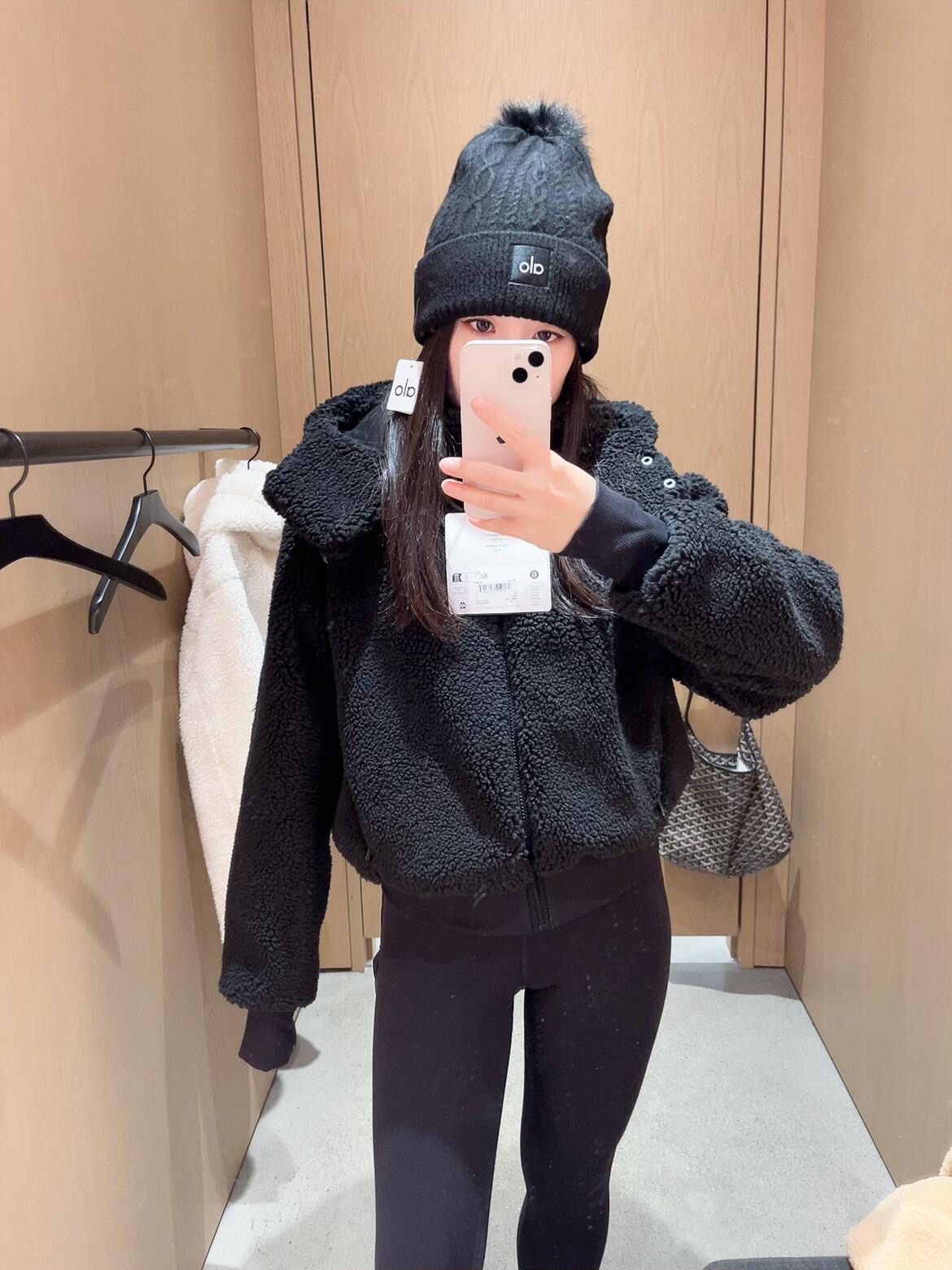 NO:579307,Alo* 25 new autumn and winter lamb wool short hooded jacket丨Exclusive high-end version!  The cloud-grade lamb wool fabric wraps up the warmth of autumn and winter, and the fluffy velvet feels like wearing a 'gentle pillow' on the body; the short cut + hooded design not only optimizes body proportions, but also has a casual sense of relaxation. The cuffs are spliced with ribs of the same color, and the neat texture is hidden in the details. Whether you are going out or staying at home, it is a must-have item for autumn and winter that can 'increase happiness with one click'. Ready for sale S/M/L,, jackets & coats, throw  pillows,hats,alexander wang19860909Alo* 25秋冬新款 羊羔毛短款连帽外套丨独家高版出品！云朵级羊羔毛面料裹住秋冬暖意,蓬松绒感像把“温柔抱枕”穿在身上；短款剪裁+连帽设计,既优化身材比例,又自带随性松弛感,袖口拼接同色系罗纹,细节里藏着利落质感.不管是出街还是宅家,都是能“一键提升幸福感”的秋冬刚需单品.现货发售S/M/L,,jackets & coats,throw pillows,hats,alexander wang,Women's clothing