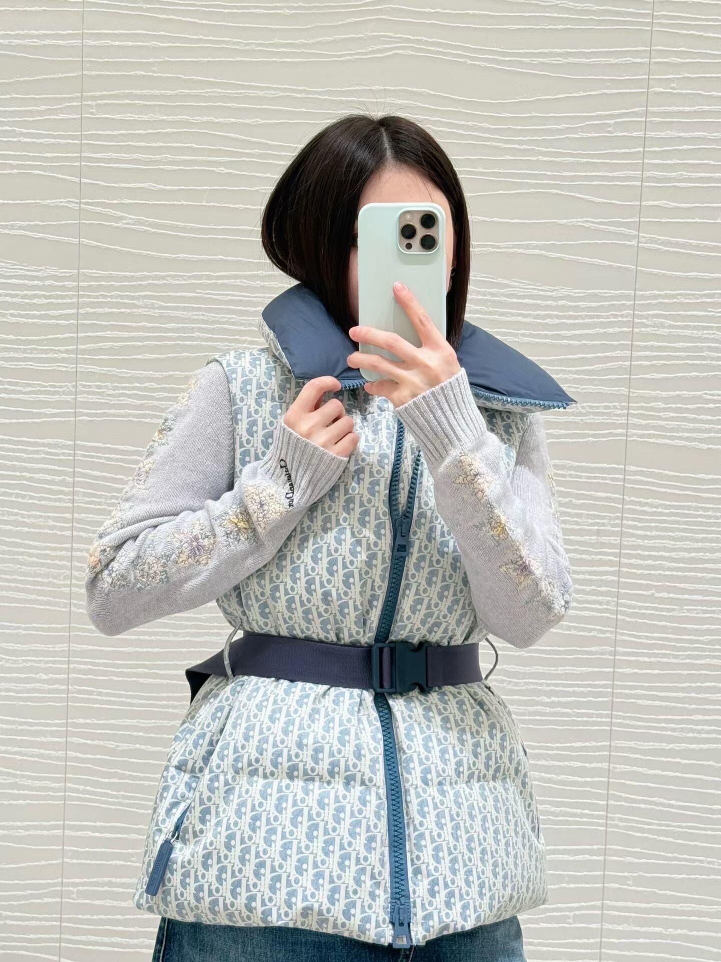 NO:587147,Dio* 25 new autumn and winter products, contrasting color presbyopia belt, high collar down vest丨exclusively developed by yb!  High quality production!  Original customized high-density technical taffeta Oblique jacquard fabric!  Windproof double-layer design inside!  The classic presbyopic belt tightens the waist and fits the body, which is handsome and stylish!  One-to-one customized three-dimensional tailoring, wide version, slimming the upper body. A must-have item for fair and beautiful women!  The original development of customized hardware accessories, the quality of workmanship depends on the details!  Available in stock S/M/L, dior, down jacket, alexander wang19860909Dio* 25秋冬新品 撞色老花腰带高领羽绒马甲丨独家yb开发！高版出品！原版定制高密度科技塔夫绸Oblique提花面料！内里防风双层工艺设计！经典老花腰带收腰设身版型帅气又拉风 ！一比一定制立体剪裁挺阔版型上身巨显瘦.白富美必备单品！原版开发定制五金配件,做工品质看细节来！现货发售S/M/L,,dior,down jacket,alexander wang,Women's clothing