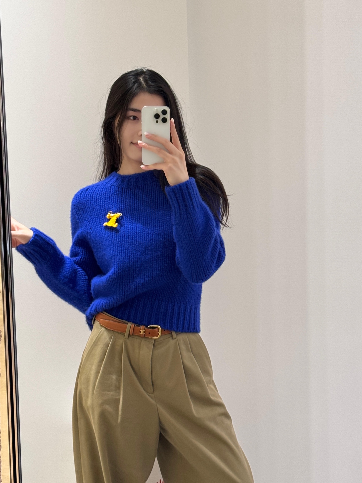 NO:587186,Celin* 25FW new autumn and winter Klein blue pin knitted sweater丨Exclusively developed by yb!  High quality production!  Detachable yellow three-dimensional pin decoration, soft and waxy knitted texture, fluffy and airy. Wearing against the skin is like a cloud wrapped in the highly saturated Klein blue. It comes with a cold-toned advanced filter. The whiteness is directly stunning. Yellow skin can also be white enough to shine. Ready for sale S/M/L,,celine,sweaters,alexander wang19860909Celin* 25FW秋冬新款 克莱因蓝别针针织毛衣丨独家yb开发！高版出品！可拆卸的黄色立体别针装饰,软糯针织肌理,蓬松又有空气感,贴肤穿像裹了团云朵饱和度拉满的克莱因蓝,自带冷调高级滤镜,显白度直接封神,黄皮穿也能白到发光 现货发售S/M/L,,celine,sweaters,alexander wang,Women's clothing