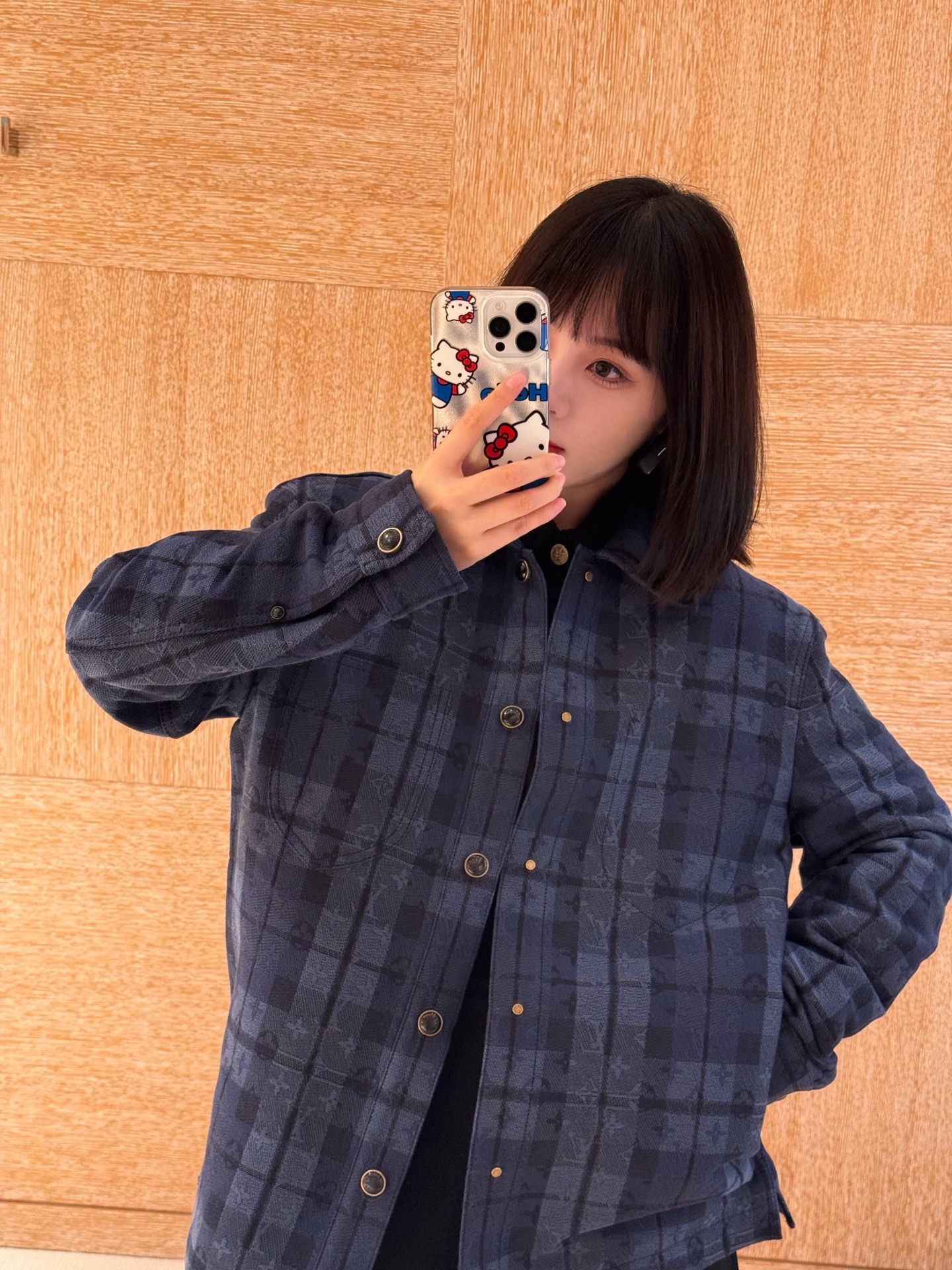 NO:588253,Louis Vuitto* 25FW new autumn and winter MONOGRAM plaid denim jacket style shirt丨Exclusively developed by yb!  High quality production!  On the indigo-toned denim, Monogram presbyopia is hidden in the texture with a checkered jacquard - a checkerboard pattern intertwined with dark and light blue, which has a relaxed feeling of retro washing, but the buttons with the texture of mother-of-pearl are hidden in the details.  It has a soft luster, a workwear design with chest patch pockets and inner hidden pockets, which is practical and adds a bit of casual style. The embossed leather logo on the back is a low-key code for identifying goods when turning around. Available now in S/M/L, Louis.  vuitton,jackets & coats,shirts,alexander wang19860909Louis Vuitto* 25FW秋冬新款 MONOGRAM格纹牛仔夹克式衬衫丨独家yb开发！高版出品！靛蓝调的丹宁布上,Monogram老花以格纹提花隐于肌理——深浅蓝交织出的棋盘格纹,自带复古水洗的松弛感,却在细节里藏着的精珍珠母贝质感的纽扣泛着柔润光泽,胸前贴袋+内侧暗袋的工装设计,实用又添了几分随性腔调.背后的压纹皮革标识,是转身时的低调识货暗号.现货发售S/M/L,,louis vuitton,jackets & coats,shirts,alexander wang,Women's clothing