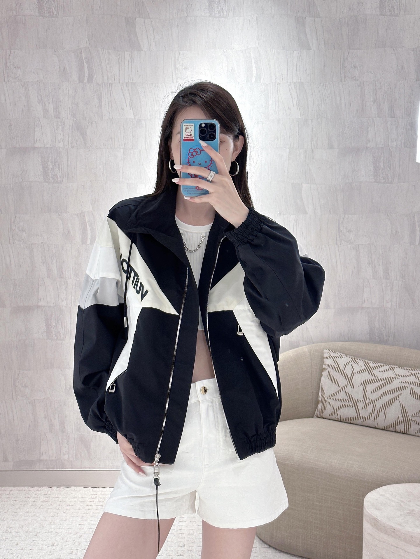 NO:588242,Louis Vuitto* 25FW new autumn and winter zipper color-blocking jacket | Exclusively developed by yb!  High quality production!  The original custom-made technical fabric is lightweight but crisp, and can resist wind and not look bulky when worn in autumn and winter. The interior is hidden with a full-print presbyopic lining, and the large reverse logo + metal chain decoration. The letter mark on the front brings a sense of street fashion, and the small silver chain on the back is a noble and discreet secret hidden in the details!  An eye-catching style to hit the streets in autumn and winter!  Available now S/M/L,,louis vuitton,jackets & coats,jackets & coats,alexander wang19860909Louis Vuitto* 25FW秋冬新款 拉链拼色夹克外套丨独家yb开发！高版出品！原版定制科技面料,轻量却挺括,秋冬穿既能抗风又不会显笨重；内里暗藏满印老花衬里,反转大logo+金属链装饰正面的字母标自带街头潮感,后背的小银链是藏在细节里的贵气小心机！秋冬出街的吸睛王炸款！现货发售S/M/L,,louis vuitton,jackets & coats,jackets & coats,alexander wang,Women's clothing