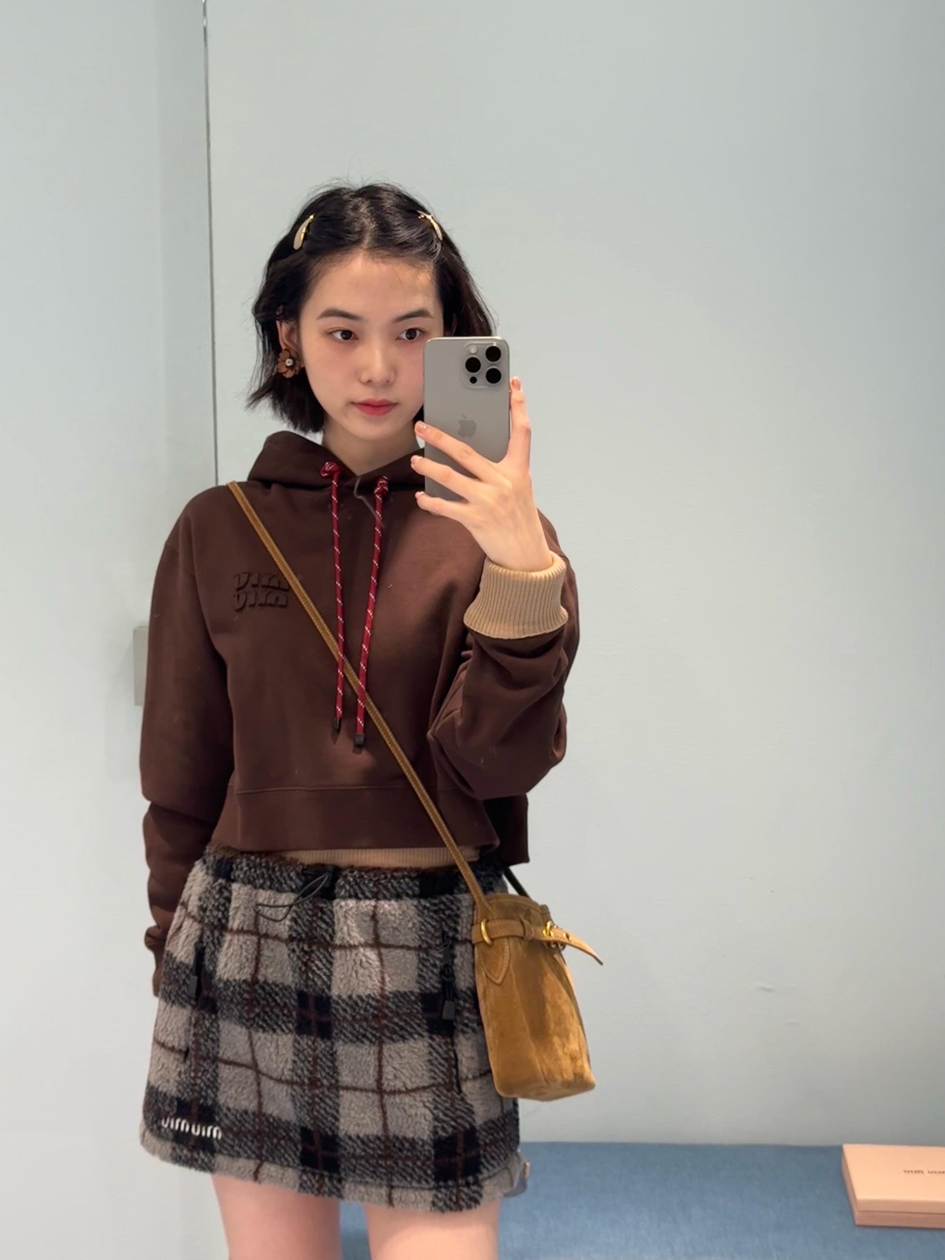 NO:588264,Miumi* 25FW new autumn and winter retro plaid teddy velvet mini skirt丨Exclusively developed by yb!  High quality production!  The soft teddy velvet texture is like a layer of warm clouds, and the retro brown and gray plaid color combination brings out the laziness and elegance of autumn and winter. The elastic waist does not flatter the figure, and the short skirt just exposes the legs, which is sweet and a little playful. The practical pockets are hidden in the plaid. Wearing it alone is a sweet girl. When paired with a jacket from the same series, it is a 'god-like' soft velvet suit. Available now S/M/L,, miumiu, skirts, jackets  & coats,alexander wang19860909Miumi* 25FW秋冬新款 复古格纹泰迪绒迷你半身裙丨独家yb开发！高版出品！软乎乎的泰迪绒肌理,像裹了层暖融融的云朵,复古棕灰格纹配色,把秋冬的慵懒和贵气揉得刚好~松紧腰不挑身材,短款裙摆刚好露出腿型,甜中带点小俏皮；实用口袋藏在格纹里,单穿是甜妹,搭同系列外套就是“一套封神”的软绒套装~现货发售S/M/L,,miumiu,skirts,jackets & coats,alexander wang,Women's clothing