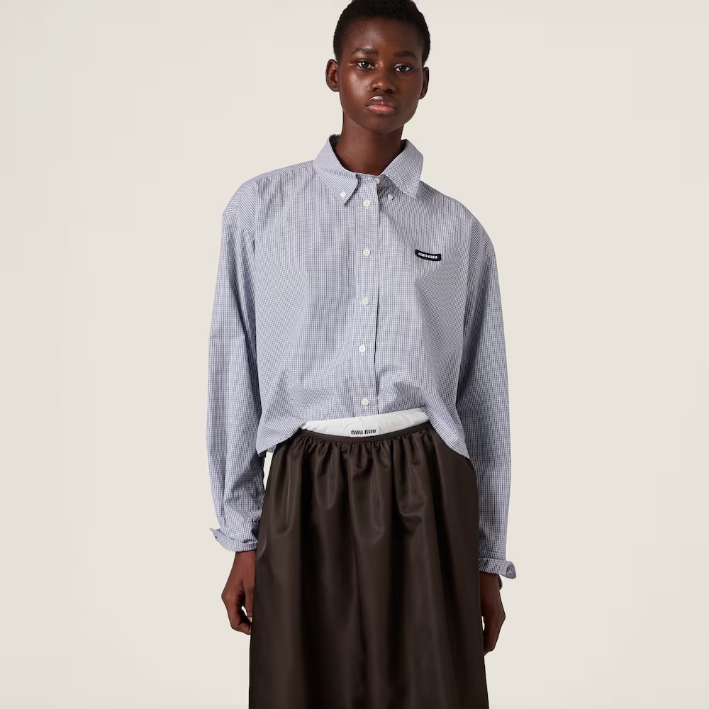 NO:588283,Miu Mi* 25FW new autumn and winter light blue plaid short long-sleeved shirt丨Exclusively developed by yb!  High quality production!  The custom-made fine poplin fabric has a soft matte feel, which is close to the skin, breathable and crisp; the black label is a low-key brand, and the raw edges of the cuffs add a bit of sweetness, coolness and sexiness; the light blue small plaid color is like wearing 'clear autumn sky' on the body, refreshing and not boring, with a cool and high-end feeling ~ ready for sale S/M/L,, miumiu, shirts, alexander wang19860909Miu Mi* 25FW秋冬新款 浅蓝格纹短款长袖衬衫丨独家yb开发！高版出品！定制细腻府绸面料自带柔雾哑光感,贴肤透气又挺括；黑标是低调的品牌小心机,袖口毛边添了点甜酷随性感；浅蓝小格纹配色像把“秋日晴空”穿在身上,清爽不沉闷,自带清冷高级感~现货发售S/M/L,,miumiu,shirts,alexander wang,Women's clothing