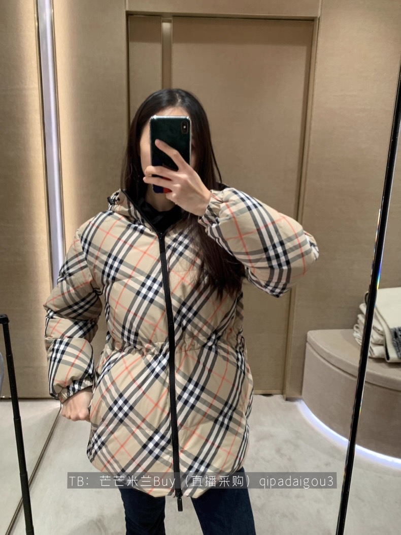 NO:588293,Burb*rry 25Fw Autumn and Winter New Vintage Plaid Waist Reversible Down Jacket丨Exclusively developed by yb!  High quality production!  A multi-wear garment. A must-have high-end fashion item for plaid lovers. Three-dimensional tailoring, lapel and zipper, versatile and easy to wear. Keeps warm and avoids bloat. National standard 90 white duck down filling. Imported fabrics with excellent texture. Imported machine-sewn smooth line craftsmanship. Original hardware accessories. Details are great. Available in stock, S/M/L, burberry, down jacket, alexander wang.19860909Burb*rry 25Fw秋冬新款 Vintage格纹收腰双面穿羽绒服丨独家yb开发！高版出品！一衣多穿 格子控必入高级时髦单品 立体剪裁翻领拉链版型百搭不挑人 保暖拒绝臃肿 国标90白鸭绒填充 进口面料质感超赞 进口机缝制流畅线条工艺 原版五金配件 细节很加分 现货发售S/M/L,,burberry,down jacket,alexander wang,Women's clothing