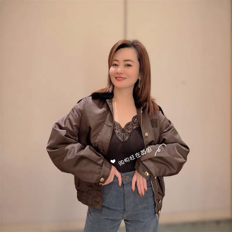 NO:590451,MiuMi* 25FW new autumn and winter style retro brown wool collar jacket丨Exclusively developed by yb!  High quality production!  The matte satin surface with its own soft light filter, low-key but unconcealable high-end luster, can be layered in autumn and winter to create a ladylike atmosphere!  The plush lapels are warm, waxy and noble, the epaulette design strikes a retro note, with just the right balance of sweetness and coolness, the low-key MiuMiu logo on the chest, and brass-colored metal snap buttons, the sense of sophistication is hidden everywhere!  Available in stock S/M/L,,miumiu,jackets & coats,jackets & coats,alexander wang19860909MiuMi* 25FW秋冬新款 复古棕调羊毛领夹克外套丨独家yb开发！高版出品！自带柔光滤镜的哑光缎面,低调却藏不住的高级光泽,秋冬叠穿大小姐氛围感直接拉满！毛绒翻领暖糯又显贵,肩章设计戳中复古控,甜酷平衡得刚好,胸口低调MiuMiu徽标,搭配黄铜色金属按扣,精致感藏在每一处！现货发售S/M/L,,miumiu,jackets & coats,jackets & coats,alexander wang,Women's clothing