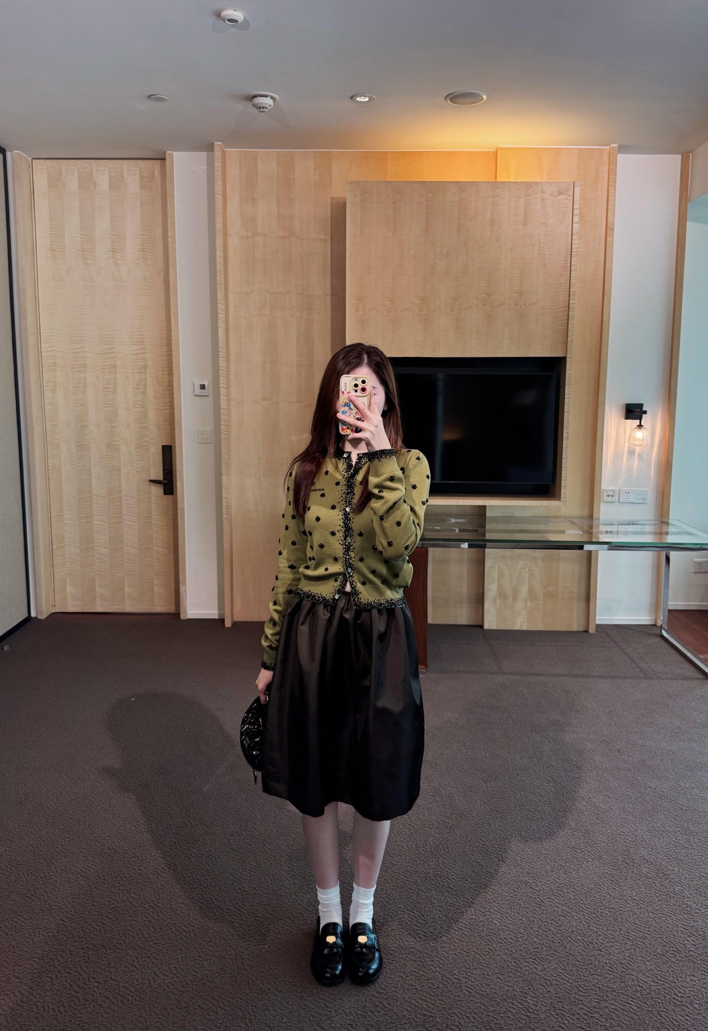 NO:590457,MiuMi* 25FW new autumn and winter olive green beaded sequined knitted cardigan丨Exclusively developed by yb!  High quality production!  The olive green wool knitted base has a gentle and relaxed feel, and is covered with three-dimensional beaded flowers + sequin embroidery. The fine luster shimmers with movement, and the sophistication is directly impressive~ The black diamond beaded edges on the placket, collar, and cuffs are Miu-style sweet and cool details, and the single row of mother-of-pearl buckles adds a soft feeling. It can be worn for dates or commuting in autumn and winter to create a relaxed and elegant feeling~ Pre-sale model S/M/L,, miumiu, alexander wang19860909MiuMi* 25FW秋冬新款 橄榄绿钉珠亮片针织开衫丨独家yb开发！高版出品！橄榄绿羊毛针织基底自带温柔松弛感,满铺立体钉珠花朵+亮片刺绣,细碎光泽随动作轻闪,精致度直接封神~门襟、领口、袖口的黑钻串珠包边,是Miu式甜酷的小心机,单排贝母扣更添柔美感.秋冬约会/通勤都能穿出松弛贵气感~预售款S/M/L,,miumiu,alexander wang,Women's clothing