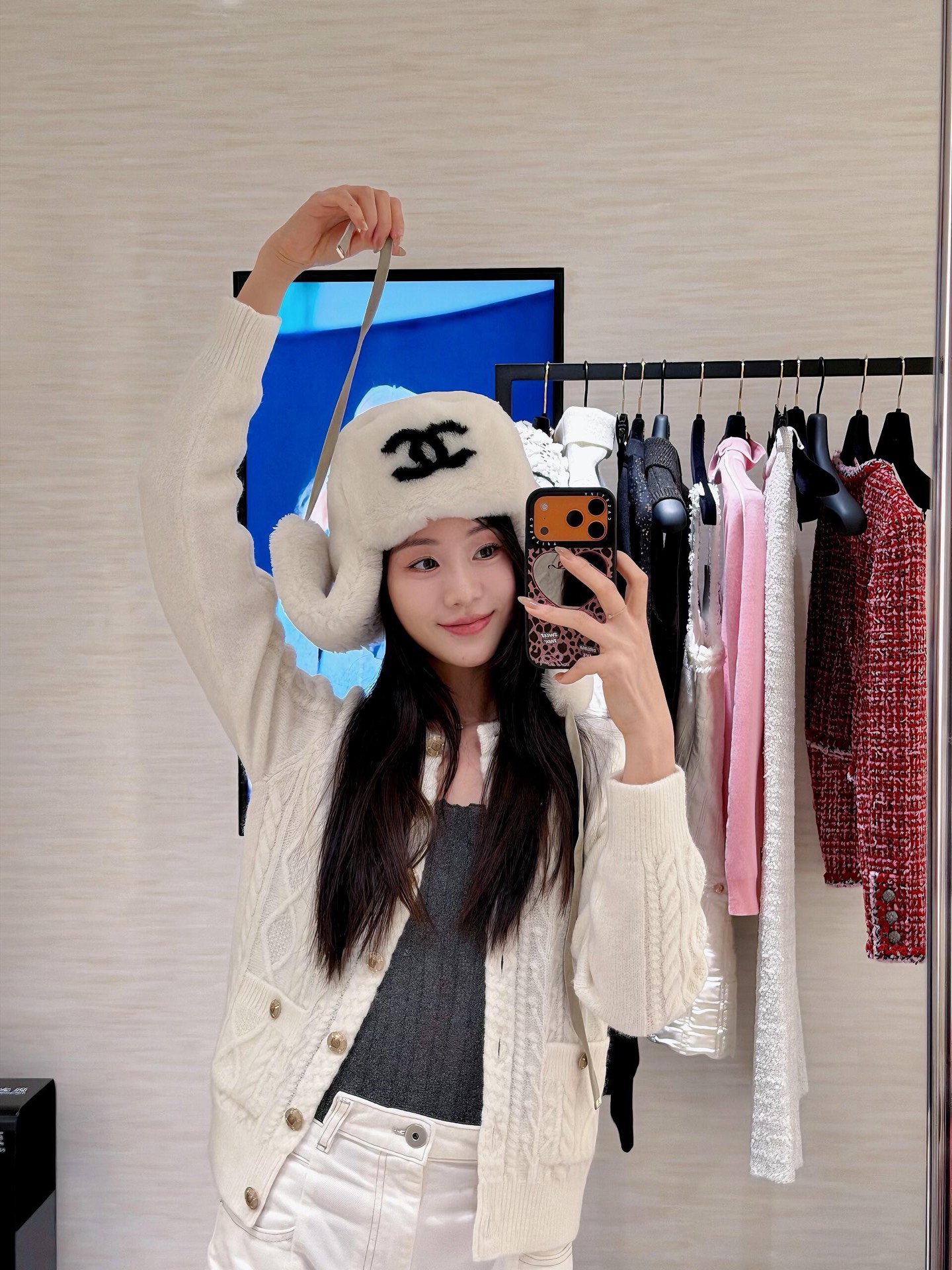 NO:590463,Chan*l 25N ski series milky white diamond cashmere knitted cardigan丨exclusively developed by yb!  High quality production!  The milky white wool knitted base has a warm and waxy atmosphere. The combination of rhombus pattern and cable knitting brings out the retro texture. The single row of metal buttons is an iconic and exquisite detail. The slim fit just outlines the body shape, not baggy but enough to stretch. Ready for sale S/M/L,,chanel,alexander wang19860909Chan*l 25N滑雪系列 奶白菱格羊绒针织开衫丨独家yb开发！高版出品！奶白色羊毛针织基底自带暖糯氛围,菱格纹+绞花编织的组合把复古质感拉满,单排金属纽扣是标志性的精致细节,修身版型刚好勾勒身形,不松垮却足够舒展.现货发售S/M/L,,chanel,alexander wang,Women's clothing