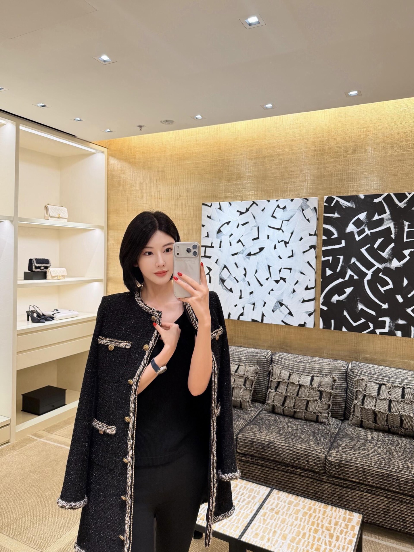 NO:590837,Chan*l 25K high-end handmade workshop series black gold four-pocket tweed mid-length jacket丨exclusively developed by yb!  High quality production!  The base of black glittering tweed has a luxurious texture. The contrasting gold and white chain piping is the signature detail of the handicraft workshop. The combination of four pockets + metal buttons completes the retro elegance. The mid-length version just covers the hips, which is neat and hides the flesh. It is a 'noble shirt' level item for autumn and winter!  Available in stock S/M/L,,chanel,jackets & coats,alexander wang19860909Chan*l 25K高级手工坊系列 黑金四口袋粗花呢中长外套丨独家yb开发！高版出品！黑底闪金丝粗花呢基底自带奢华质感,金白撞色链条滚边是手工坊标志性细节,四口袋+金属纽扣的组合把复古优雅拉满,中长版型刚好盖过臀部,利落又藏肉.秋冬“贵气战袍”级单品！现货发售S/M/L,,chanel,jackets & coats,alexander wang,Women's clothing