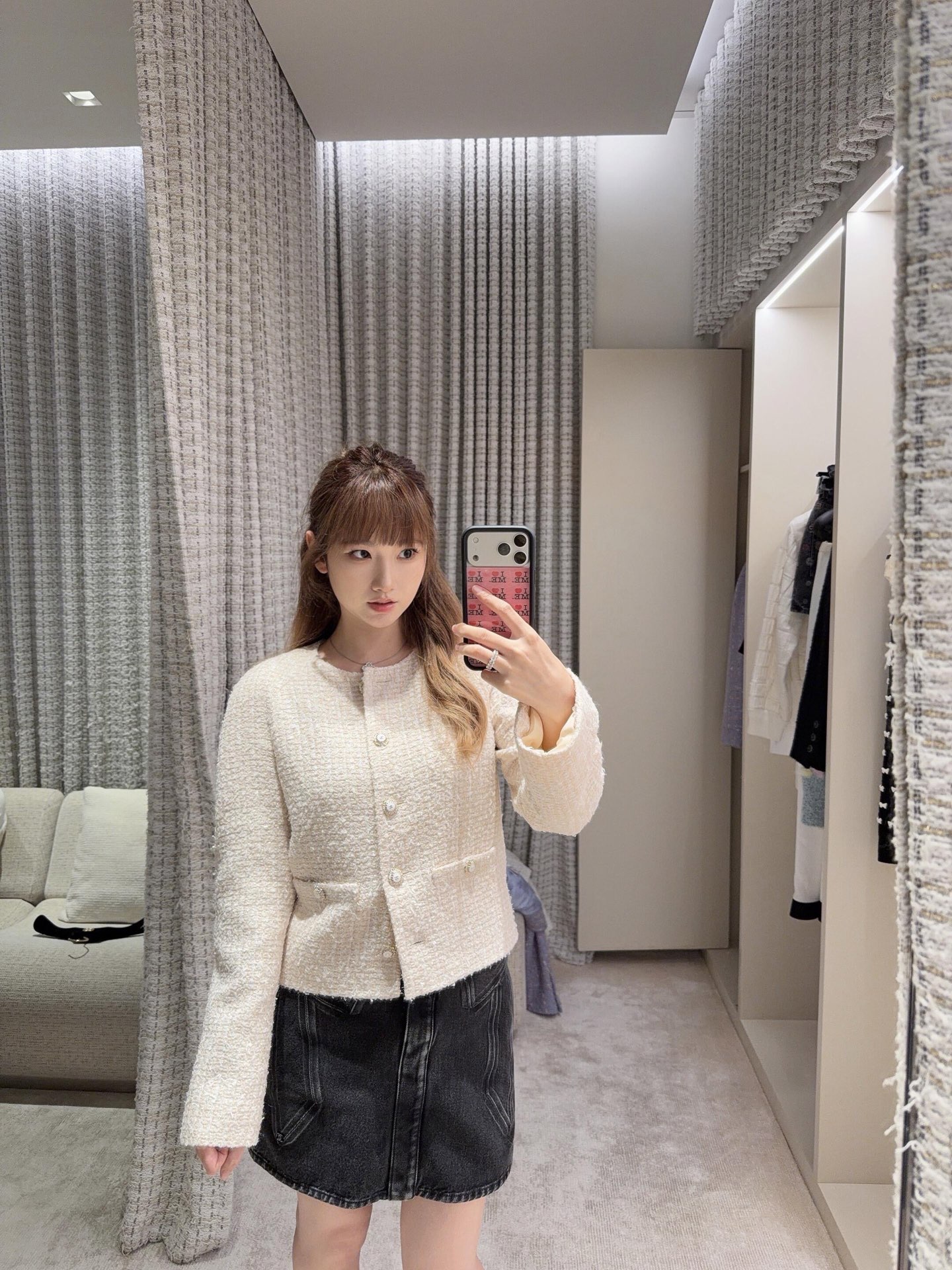 NO:590833,Cha*el 25K Advanced Handicraft Series Oatmeal Double Pocket Tweed Jacket丨Exclusively developed by yb!  High quality production!  The oatmeal tweed base has a warm, waxy and relaxed feel, and the pearl buttons + double patch pockets are the iconic exquisite details. The short version is just stuck on the waistline, neatly showing the proportions, and the raw edge texture adds a bit of casual atmosphere. You can wear it in one piece to look effortlessly elegant~ Available now S/M/L,,jackets & coats,jackets & coats,alexander wang19860909Cha*el 25K高级手工坊系列 燕麦色双口袋粗花呢夹克外套丨独家yb开发！高版出品！燕麦色粗花呢基底自带暖糯松弛感,珍珠纽扣+双贴袋是标志性的精致细节,短款版型刚好卡在腰线,利落显比例,毛边纹理又添了几分随性氛围.一件就能穿出毫不费力的贵气~现货发售S/M/L,,jackets & coats,jackets & coats,alexander wang,Women's clothing