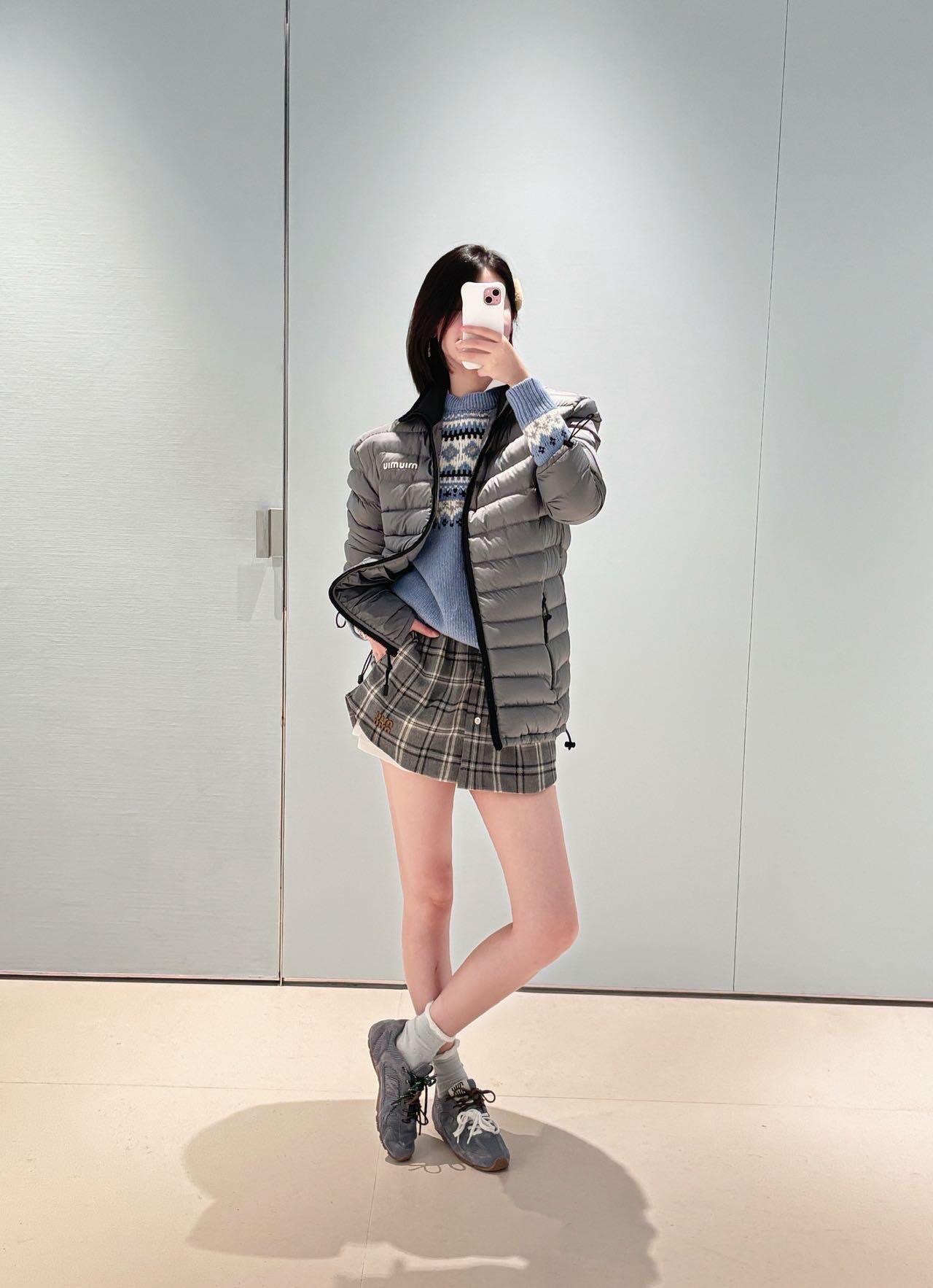 NO:590844,MiuMi* 25FW new autumn and winter style retro college style elastic waist skirt丨Exclusively developed by yb!  High quality production!  The gray plaid + flannel texture brings a retro atmosphere. The elastic waist + single-breasted design combines comfort and sweetness. The MIUMIU embroidered logo on the skirt is low-key and exquisite. The short version just exposes the legs and shows the proportions. It is suitable for layering with various tops. It is a lazy school girl with the same series of shirts. One piece can revitalize the entire autumn and winter wardrobe ~ ready for sale S/M/L,, miumiu, skirts, shirts, alexander wang19860909MiuMi* 25FW秋冬新款 复古学院风格纹松紧腰半裙丨独家yb开发！高版出品！灰调格纹+法兰绒质感自带复古氛围,松紧腰+单排扣设计兼顾舒适与甜妹感,裙摆的MIUMIU刺绣Logo是低调的精致小心机,短款版型刚好露腿显比例,适配各种上衣叠穿.搭同系列衬衫是慵懒学姐,一条就能盘活整个秋冬衣橱~现货发售S/M/L,,miumiu,skirts,shirts,alexander wang,Women's clothing