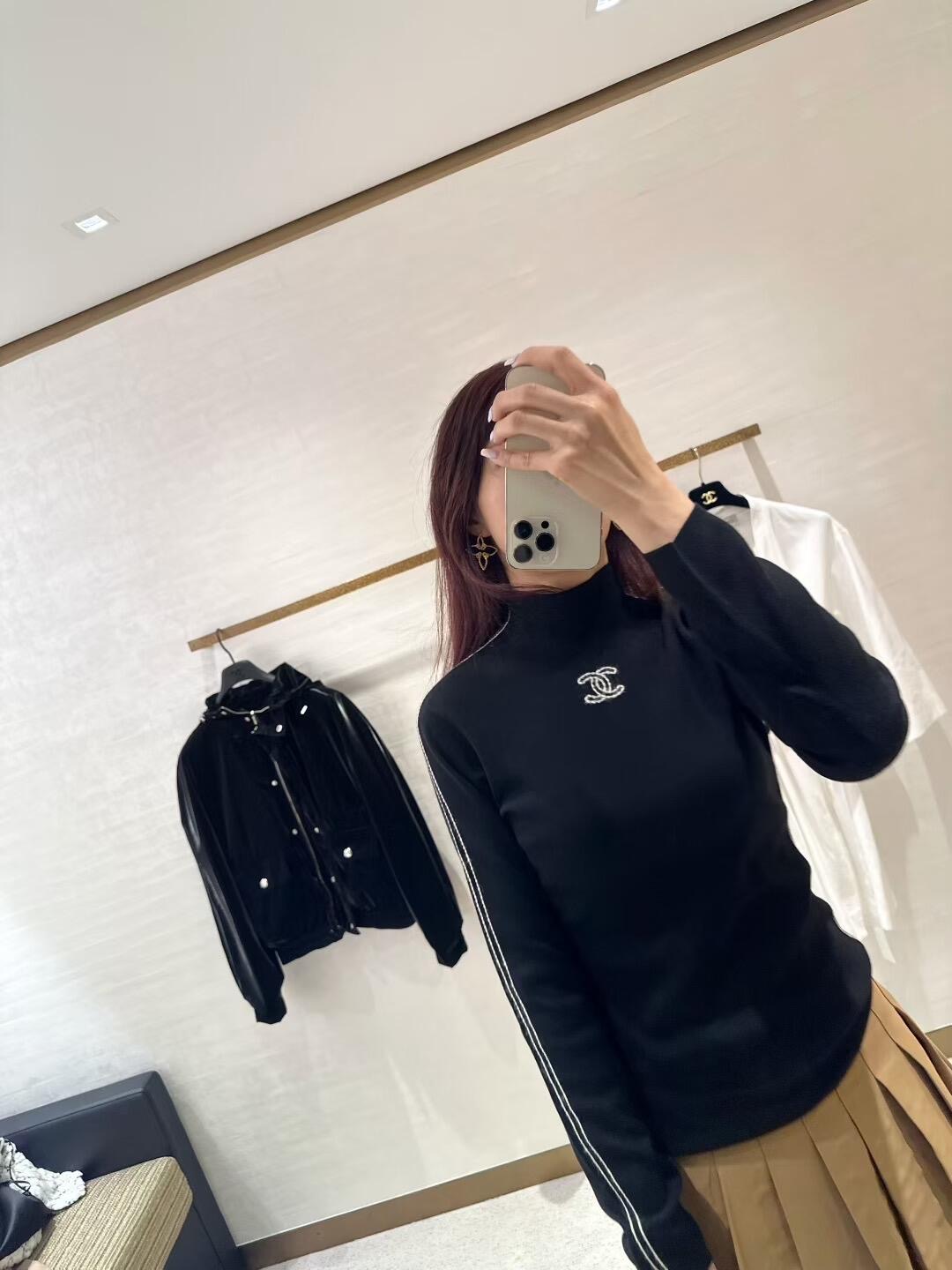 NO:590865,Chan*l 25N ski series double C line turtleneck wool sweater丨Exclusively developed by yb!  High quality production!  The fine wool blended knitted fabric is close to the skin and not tight. The high collar is just right for autumn and winter. The embroidered double Cs at the neckline and the contrasting lines on the sleeves/side waist hide the brand recognition in the details. It is low-key and elegant!  It can also be used as an interior match to suit various styles. It is the 'King of Atmosphere' in the basic style~ Available in stock S/M/L, Chanel, Alexander Wang19860909Chan*l 25N滑雪系列 双C线条高领羊毛针织衫丨独家yb开发！高版出品！精选细支羊毛混纺针织,贴肤不紧绷,高领刚好适配秋冬,领口处的刺绣双C+袖身/侧腰的撞色线条,把品牌辨识度藏在细节里,低调又显贵！又能当内搭适配各种风格,是基础款里的“氛围王炸”~现货发售S/M/L,,chanel,alexander wang,Women's clothing