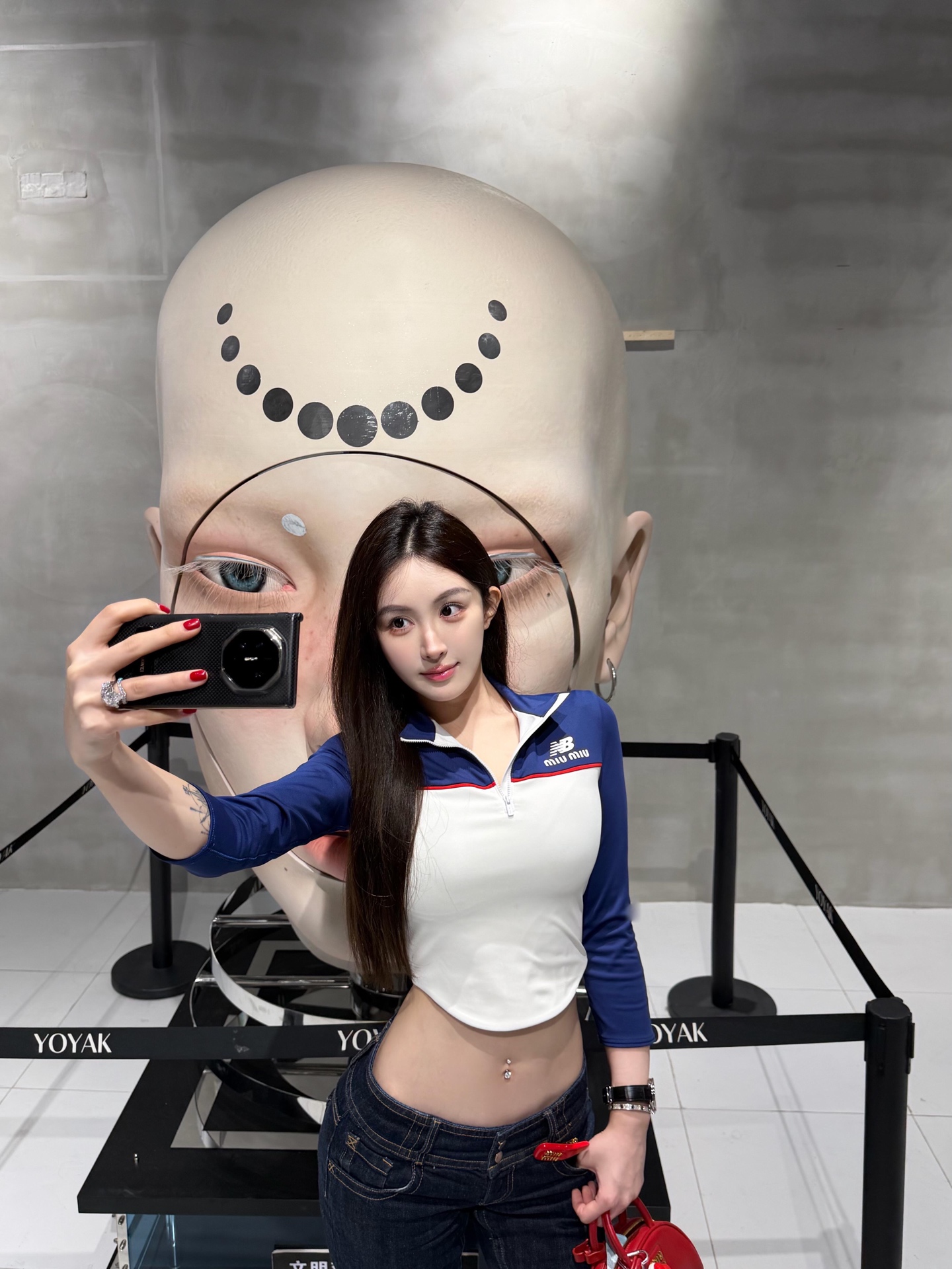 NO:590870,MiuM*u × New Balance Tennis Collaboration New Style Contrast Color Half-Zip Top丨Exclusively developed by yb!  High quality production!  Navy/white (or black/white) color block splicing + red edge embellishment in the middle, it has the vitality of retro tennis clothes, white and neat, double-label co-branded logo details, the collision of high luxury and sports style directly enhances the recognition, the half-high collar zipper can be freely adjusted to expose the skin, the short cut just exposes the waist and abdomen line, the soft elastic fabric is not tight on the skin, and it is comfortable for sports and daily wear!  Available in stock S/M/L,,miumiu,alexander wang19860909MiuM*u × New Balance网球联名新款 撞色半拉链上衣丨独家yb开发！高版出品！藏青/白色（或黑/白）的色块拼接+中间红边点缀,自带复古网球服的元气感,显白又利落,双标联名logo细节,高奢与运动风的碰撞直接拉满辨识度,半高领拉链能自由调节露肤度,短款剪裁刚好露出腰腹线条,软弹面料贴肤不勒,运动/日常穿都舒服！现货发售S/M/L,,miumiu,alexander wang,Women's clothing