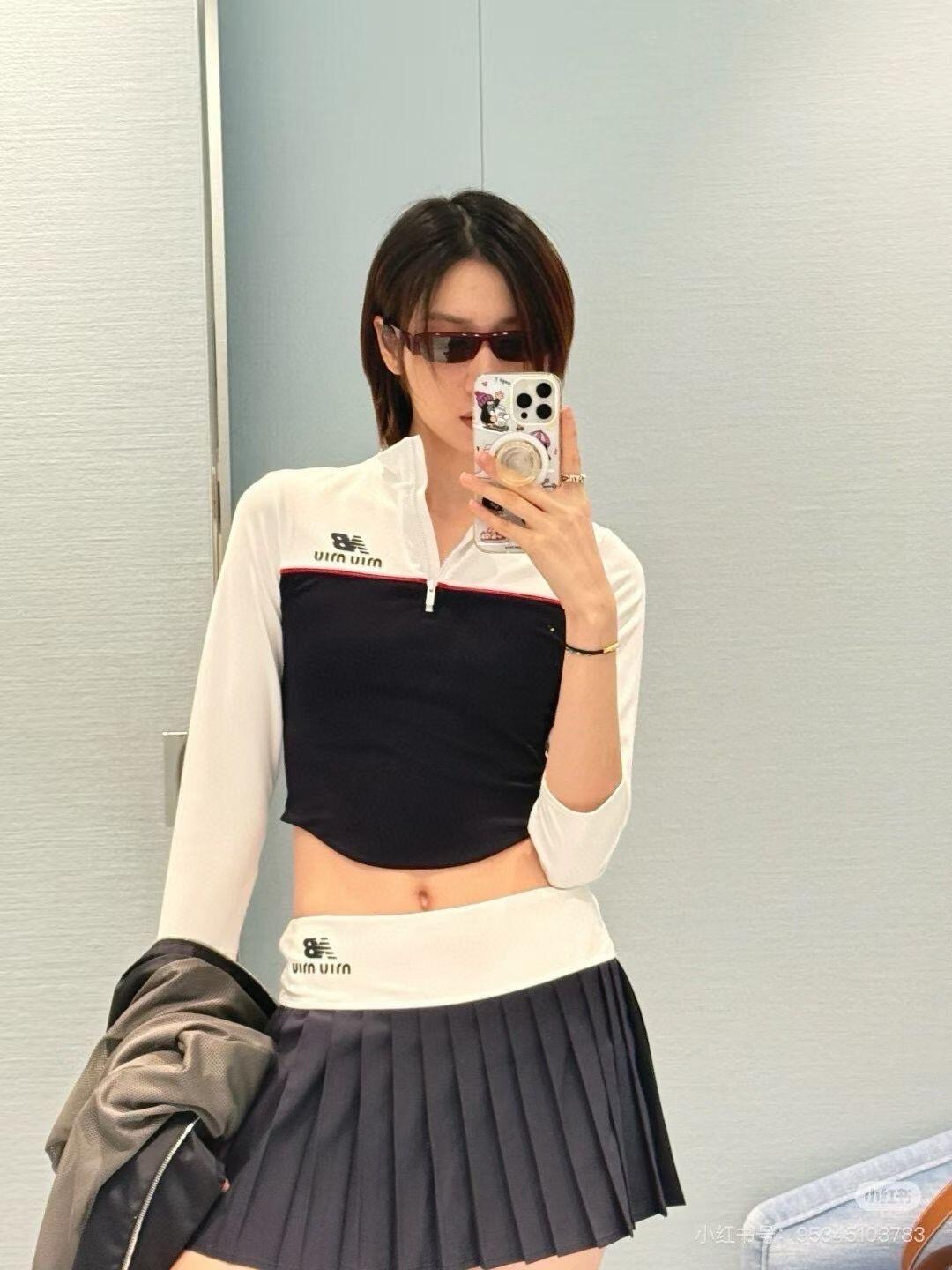 NO:590876,MiuM*u × New Balance Tennis Collaboration New Style Contrast Color Half-Zip Top丨Exclusively developed by yb!  High quality production!  Navy/white (or black/white) color block splicing + red edge embellishment in the middle, it has the vitality of retro tennis clothes, white and neat, double-label co-branded logo details, the collision of high luxury and sports style directly enhances the recognition, the half-high collar zipper can be freely adjusted to expose the skin, the short cut just exposes the waist and abdomen line, the soft elastic fabric is not tight on the skin, and it is comfortable for sports and daily wear!  Available in stock S/M/L,,miumiu,alexander wang19860909MiuM*u × New Balance网球联名新款 撞色半拉链上衣丨独家yb开发！高版出品！藏青/白色（或黑/白）的色块拼接+中间红边点缀,自带复古网球服的元气感,显白又利落,双标联名logo细节,高奢与运动风的碰撞直接拉满辨识度,半高领拉链能自由调节露肤度,短款剪裁刚好露出腰腹线条,软弹面料贴肤不勒,运动/日常穿都舒服！现货发售S/M/L,,miumiu,alexander wang,Women's clothing