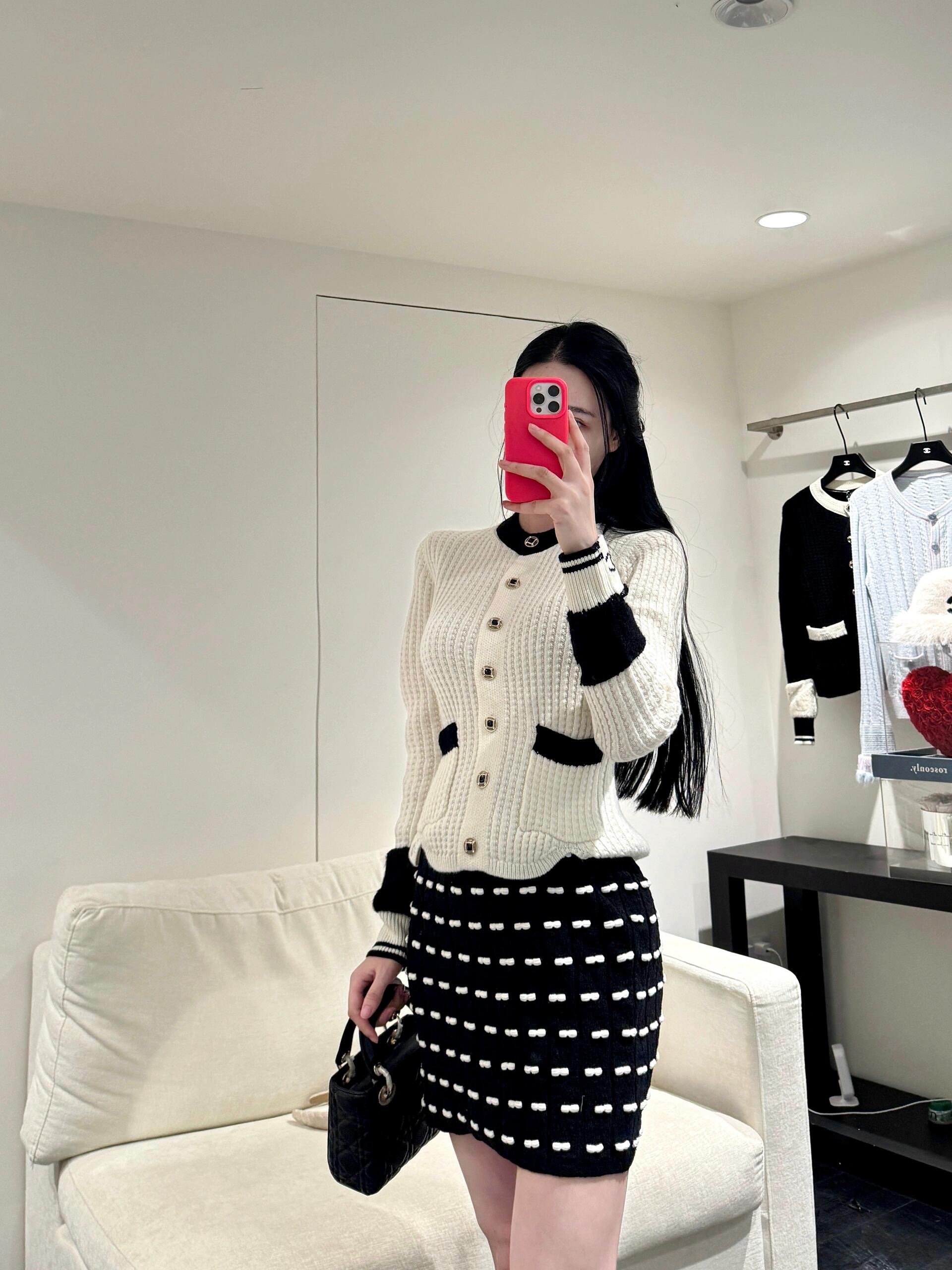 NO:590852,l Chan*l 25N ski series black and white color matching wool knitted cardigan丨Exclusively developed by yb!  High quality production!  The fluffy cable knit is soft and warm, and the buttons are made of metal buckles with logos. The texture is delicate and you can touch it. The classic black and white contrasting colors give it a delicate retro feel with a little fragrance. It is low-key and noble!  The slightly nipped-in tailoring just highlights the waistline, and the length is suitable for skirts/jeans. Wearing it alone is a gentle lady. It can also be worn as an inner layer when layered with a jacket~ Ready for sale S/M/L,,chanel,loro piana,skirts,jeans,jackets & coats,alexander wang19860909l Chan*l 25N滑雪系列 黑白拼色羊毛针织开衫丨独家yb开发！高版出品！蓬松绞花针织软糯保暖,排扣用了带Logo的金属质感扣饰,摸得到的细腻质感,经典黑白撞色,自带小香风的精致复古感,低调又显贵！微微收腰的剪裁刚好衬出腰线,长度适配半裙/牛仔裤,单穿是温柔大小姐,叠穿外套也能当内搭~现货发售S/M/L,,chanel,loro piana,skirts,jeans,jackets & coats,alexander wang,Women's clothing