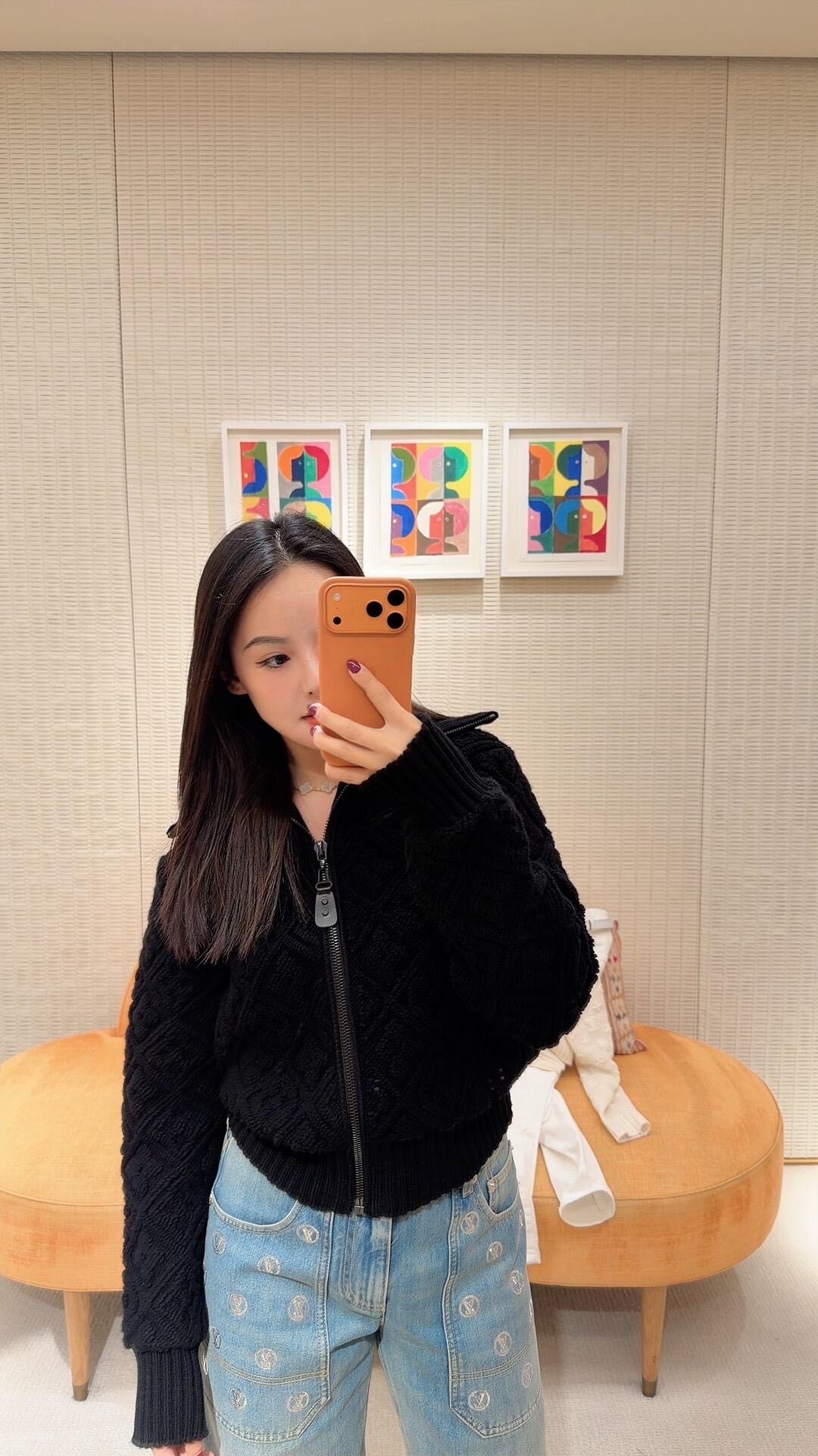 NO:590858,Louis Vuitt*n 25Fw autumn and winter ski series black embossed knitted jacket丨Exclusively developed by yb!  High quality production!  It looks like a crisp relief pattern, but it is actually a soft and waxy wool blended knitted fabric that can withstand low temperatures without being pricked. The entire jacket is woven with dark Monogram patterns, which hides the brand recognition in a low-key manner. The stand-up collar zipper design is suitable for windproofing in autumn and winter. The short cut just raises the waistline. It is the 'low-key and elegant style' in autumn and winter ~ ready for sale S/M/L,, louis vuitton, jackets & coats, alexander wang19860909Louis Vuitt*n 25Fw秋冬滑雪系列 黑色浮雕针织外套丨独家yb开发！高版出品！看似挺括的浮雕纹路,实际是软糯的羊毛混纺针织面料,贴肤不扎还能扛住低温,整件外套织满暗纹Monogram,低调中藏着品牌辨识度,立领拉链设计适配秋冬防风,短款剪裁刚好拉高腰线,是秋冬的“低调贵气王炸款”~现货发售S/M/L,,louis vuitton,jackets & coats,alexander wang,Women's clothing