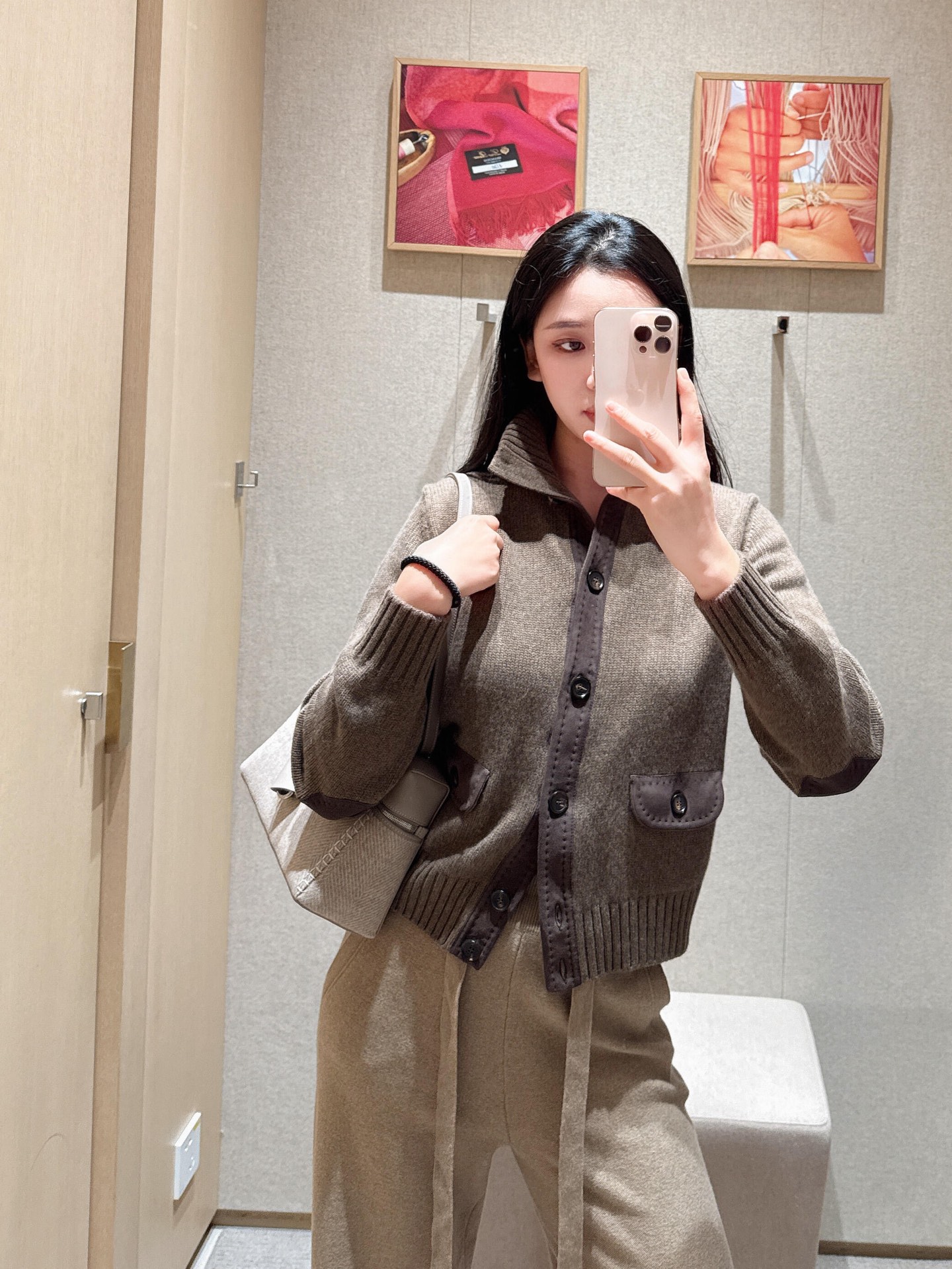 NO:591307,Loro Pi*na 25FW new autumn and winter style cashmere + suede knitted cardigan with old money texture | Exclusively developed by yb!  High quality production!  Cashmere's signature delicate velvet feel is soft but not slumped, and the suede suede texture on the back/front placket has a matte, high-end feel, neutralizing the 'softness' of cashmere and adding a bit of a casual retro accent!  Simple but not monotonous, it looks relaxed and elegant when paired with white pants for daily use, and adds a gentle and bookish look when paired with a skirt of the same color!  Autumn and winter old money style relaxed top with ready sale S/M/L, loro piana, skirts, chamois leather, alexander wang19860909Loro Pi*na 25FW秋冬新款 老钱质感的羊绒+麂皮针织开衫丨独家yb开发！高版出品！羊绒标志性的细腻绒感,软而不塌,后幅/门襟拼麂皮绒面肌理自带哑光高级感,中和羊绒的“软”,添了几分随性的复古腔调！简约但不单调,日常搭白裤是松弛贵气,配同色系半裙又多了温柔书卷气！秋冬老钱风的松弛感顶配现货发售S/M/L,,loro piana,skirts,chamois leather,alexander wang,Women's clothing