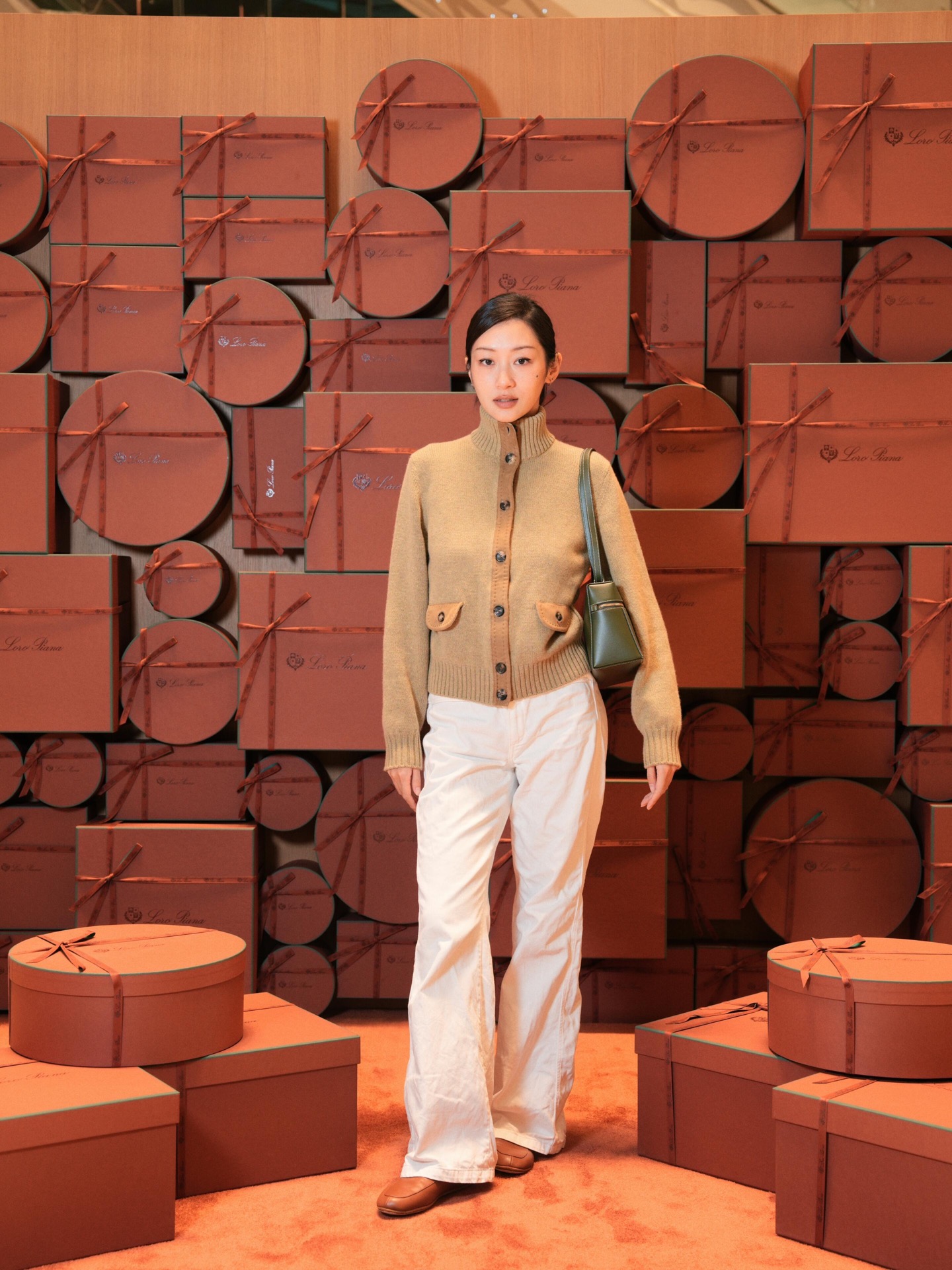 NO:591313,Loro Pi*na 25FW new autumn and winter style cashmere + suede knitted cardigan with old money texture | Exclusively developed by yb!  High quality production!  Cashmere's signature delicate velvet feel is soft but not slumped, and the suede suede texture on the back/front placket has a matte, high-end feel, neutralizing the 'softness' of cashmere and adding a bit of a casual retro accent!  Simple but not monotonous, it looks relaxed and elegant when paired with white pants for daily use, and adds a gentle and bookish look when paired with a skirt of the same color!  Autumn and winter old money style relaxed top with ready sale S/M/L, loro piana, skirts, chamois leather, alexander wang19860909Loro Pi*na 25FW秋冬新款 老钱质感的羊绒+麂皮针织开衫丨独家yb开发！高版出品！羊绒标志性的细腻绒感,软而不塌,后幅/门襟拼麂皮绒面肌理自带哑光高级感,中和羊绒的“软”,添了几分随性的复古腔调！简约但不单调,日常搭白裤是松弛贵气,配同色系半裙又多了温柔书卷气！秋冬老钱风的松弛感顶配现货发售S/M/L,,loro piana,skirts,chamois leather,alexander wang,Women's clothing