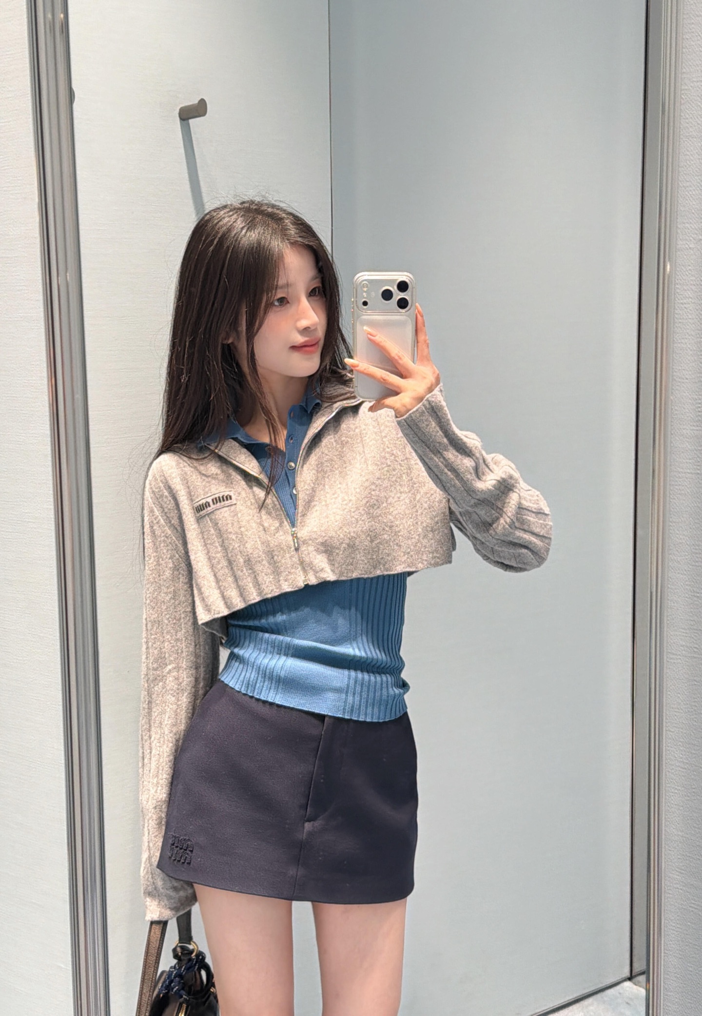 NO:591290,Miu Mi* 25FW new autumn and winter letter logo slim skirt丨Exclusively developed by yb!  High quality production!  The matte material has a velvety feel, is soft and stiff, fits the legs without wrinkles, and doesn't look cheap when worn in autumn and winter!  The letters on the side seams of the skirt are three-dimensionally embroidered in the same color, which is low-key yet recognizable. The short slim-fitting + micro-A silhouette just hits the thinnest part of the thigh, which not only shows the length of the legs but also can cover the crotch quietly. It is very friendly to the pear-shaped figure!  Available in stock S/M/L,,miumiu,skirts,alexander wang19860909Miu Mi* 25FW秋冬新款 字母徽标修身半身裙丨独家yb开发！高版出品！带点绒感的哑光材质,软而挺括,贴腿不皱,秋冬穿也不会显廉价！裙身侧缝的字母用同色系立体绣,低调却自带辨识度,短款修身+微A廓形刚好卡在大腿最细处,既显腿长又能悄悄遮胯,对梨形身材超友好！现货发售S/M/L,,miumiu,skirts,alexander wang,Women's clothing