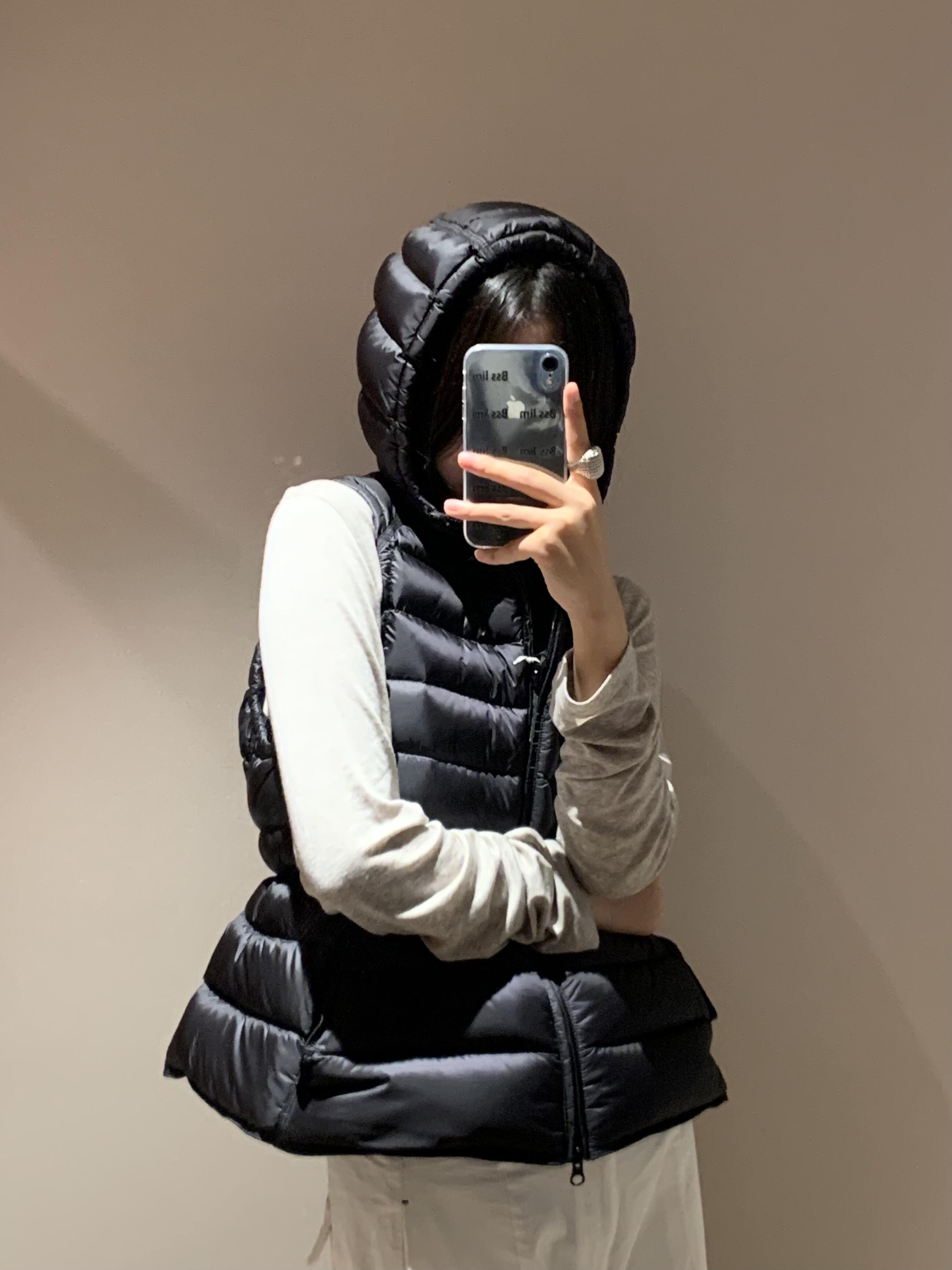 NO:591314,Syug*a 25FW new autumn and winter ribs hooded down vest丨Exclusive high-end version!  Filled with 90% white duck down + rib-style quilting, the bulkiness is high but it has an 'airy' feel. The hood adds warmth, the drawstring at the hem can be adjusted freely, and the invisible zipper + pocket is practical for daily commuting and leisure outings. The matte fabric has a delicate texture, which is stain-resistant and durable. It is not bulky when layered as an inner/outer coat, and can withstand a temperature difference of about 10℃ when worn alone in early winter. Available now S/M/L,,down  jacket,hats,alexander wang19860909Syug*a 25FW秋冬新款 排骨连帽羽绒马甲丨独家高版出品！90白鸭绒填充+排骨式绗缝,蓬松度在线却自带“空气感”,连帽增加保暖性,下摆抽绳可自由调节廓形,隐形拉链+口袋,日常通勤/休闲出街都实用,哑光面料自带细腻质感,耐脏又耐看.叠穿内搭/外搭大衣都不臃肿,初冬单穿也能扛住10℃左右温差.现货发售S/M/L,,down jacket,hats,alexander wang,Women's clothing