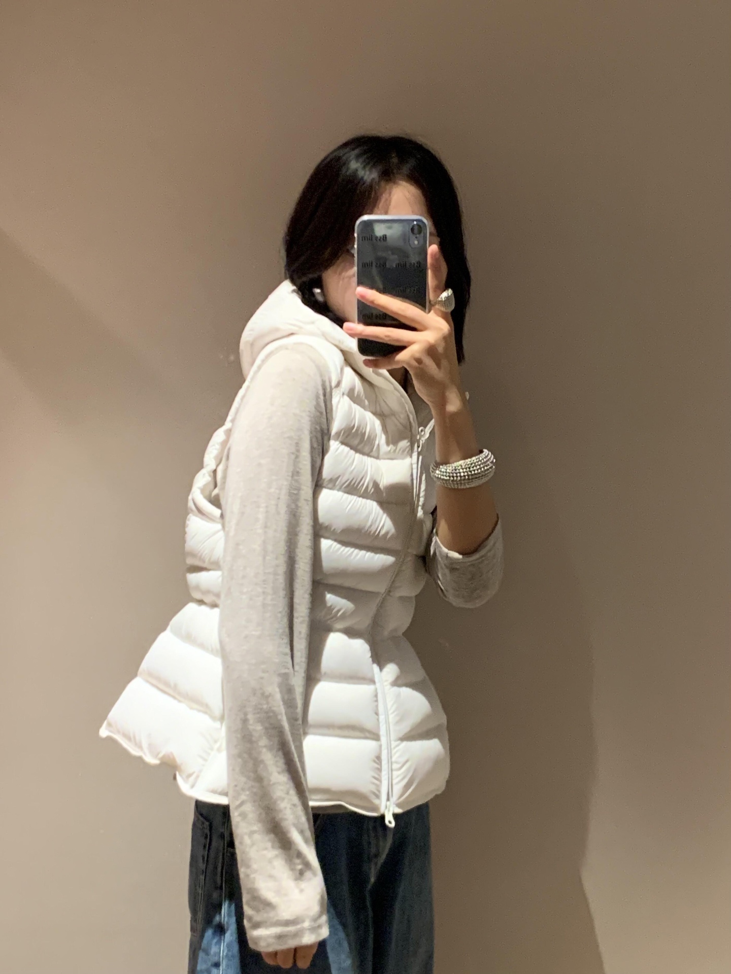 NO:591317,Syug*a 25FW new autumn and winter ribs hooded down vest丨Exclusive high-end version!  Filled with 90% white duck down + rib-style quilting, the bulkiness is high but it has an 'airy' feel. The hood adds warmth, the drawstring at the hem can be adjusted freely, and the invisible zipper + pocket is practical for daily commuting and leisure outings. The matte fabric has a delicate texture, which is stain-resistant and durable. It is not bulky when layered as an inner/outer coat, and can withstand a temperature difference of about 10℃ when worn alone in early winter. Available now S/M/L,,down  jacket,hats,alexander wang19860909Syug*a 25FW秋冬新款 排骨连帽羽绒马甲丨独家高版出品！90白鸭绒填充+排骨式绗缝,蓬松度在线却自带“空气感”,连帽增加保暖性,下摆抽绳可自由调节廓形,隐形拉链+口袋,日常通勤/休闲出街都实用,哑光面料自带细腻质感,耐脏又耐看.叠穿内搭/外搭大衣都不臃肿,初冬单穿也能扛住10℃左右温差.现货发售S/M/L,,down jacket,hats,alexander wang,Women's clothing