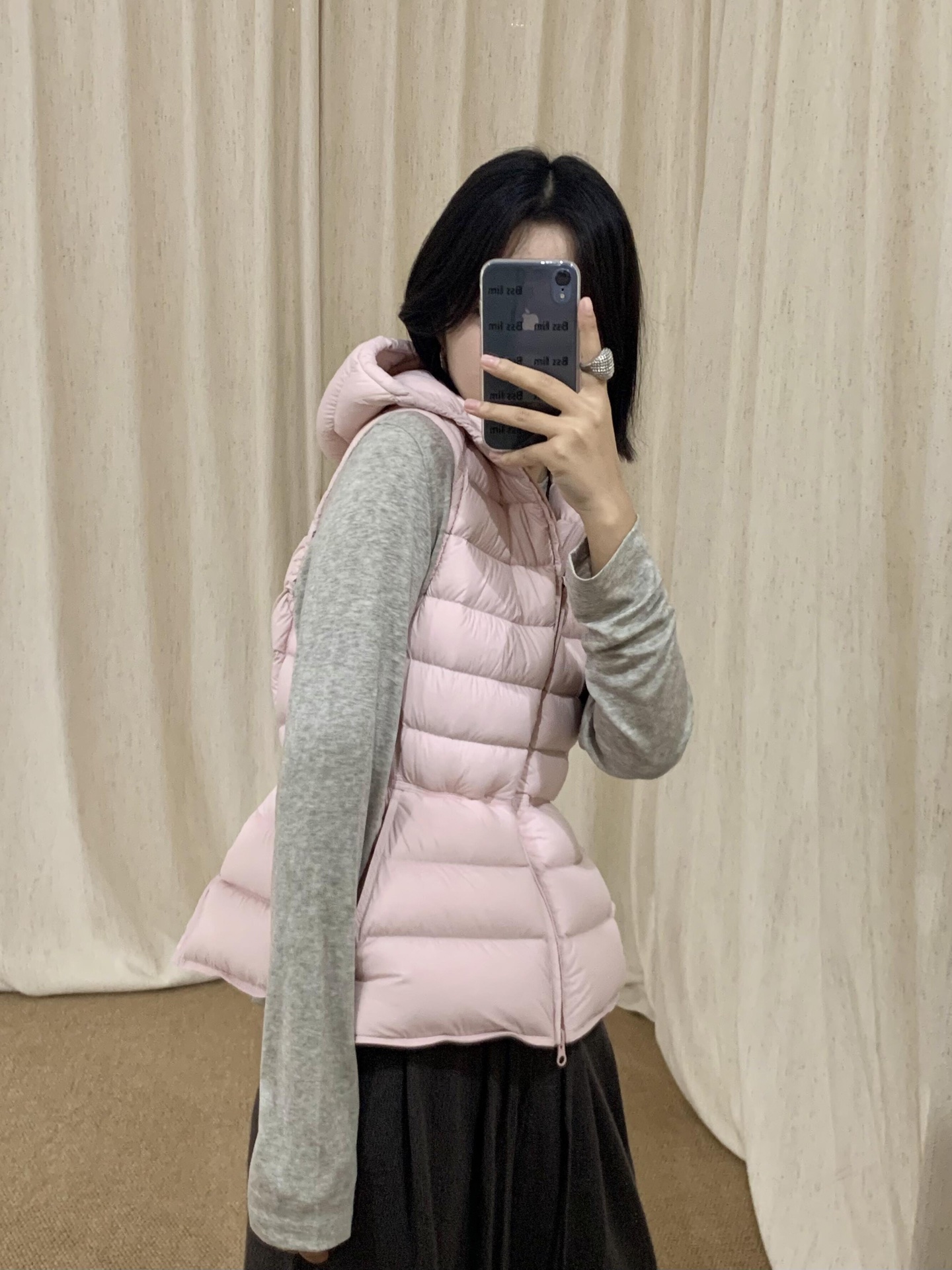 NO:591321,Syug*a 25FW new autumn and winter ribs hooded down vest丨Exclusive high-end version!  Filled with 90% white duck down + rib-style quilting, the bulkiness is high but it has an 'airy' feel. The hood adds warmth, the drawstring at the hem can be adjusted freely, and the invisible zipper + pocket is practical for daily commuting and leisure outings. The matte fabric has a delicate texture, which is stain-resistant and durable. It is not bulky when layered as an inner/outer coat, and can withstand a temperature difference of about 10℃ when worn alone in early winter. Available now S/M/L,,down  jacket,hats,alexander wang19860909Syug*a 25FW秋冬新款 排骨连帽羽绒马甲丨独家高版出品！90白鸭绒填充+排骨式绗缝,蓬松度在线却自带“空气感”,连帽增加保暖性,下摆抽绳可自由调节廓形,隐形拉链+口袋,日常通勤/休闲出街都实用,哑光面料自带细腻质感,耐脏又耐看.叠穿内搭/外搭大衣都不臃肿,初冬单穿也能扛住10℃左右温差.现货发售S/M/L,,down jacket,hats,alexander wang,Women's clothing